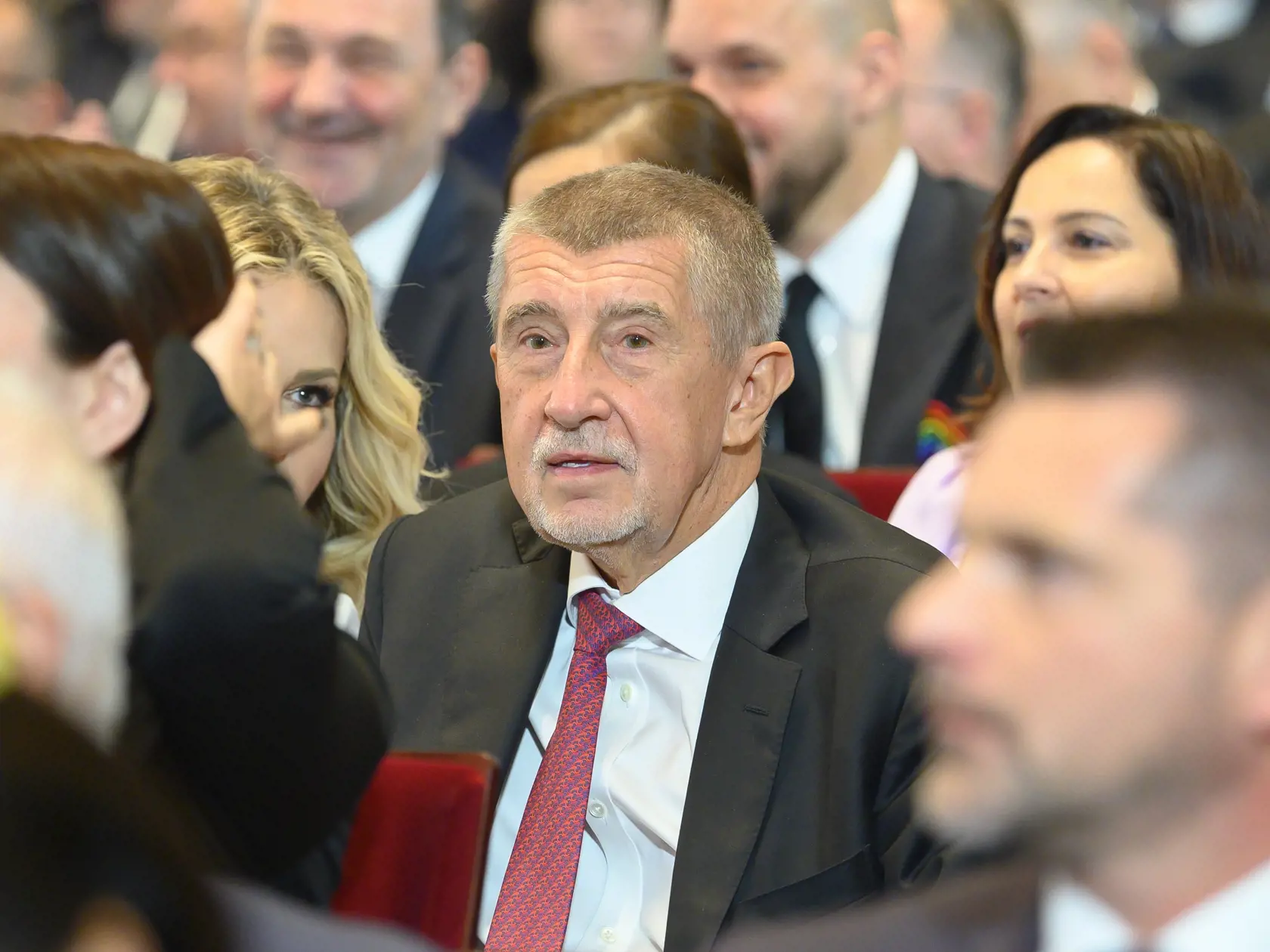 Česká správa sociálneho zabezpečenia vyplatila Babišovi podľa majetkového priznania 11 430, 45 eur a slovenská sociálna poisťovňa mu vyplatila 7 682 eur.