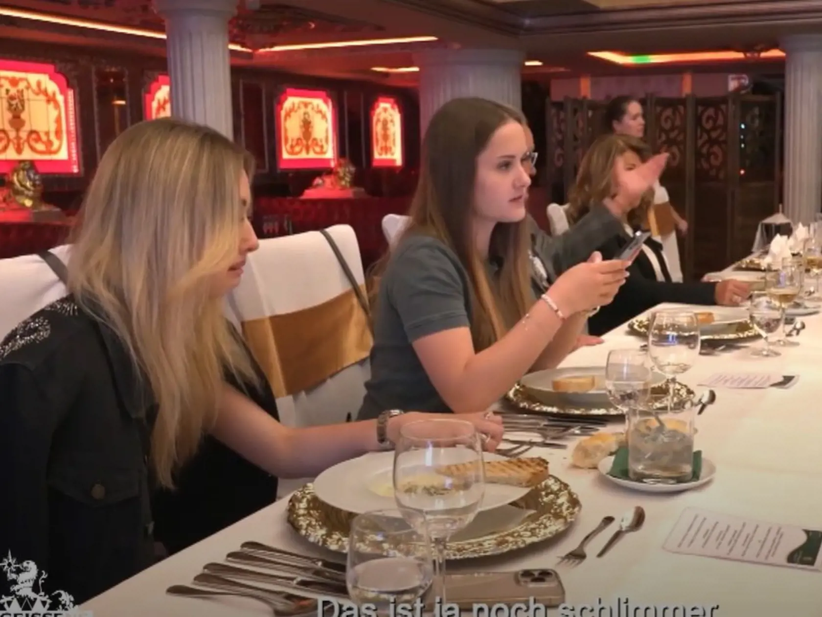 Shania Geissová skúmala každé jedlo z luxusného menu. Nad všetkým ohŕňala nosom a strúhala znechutená grimasy.