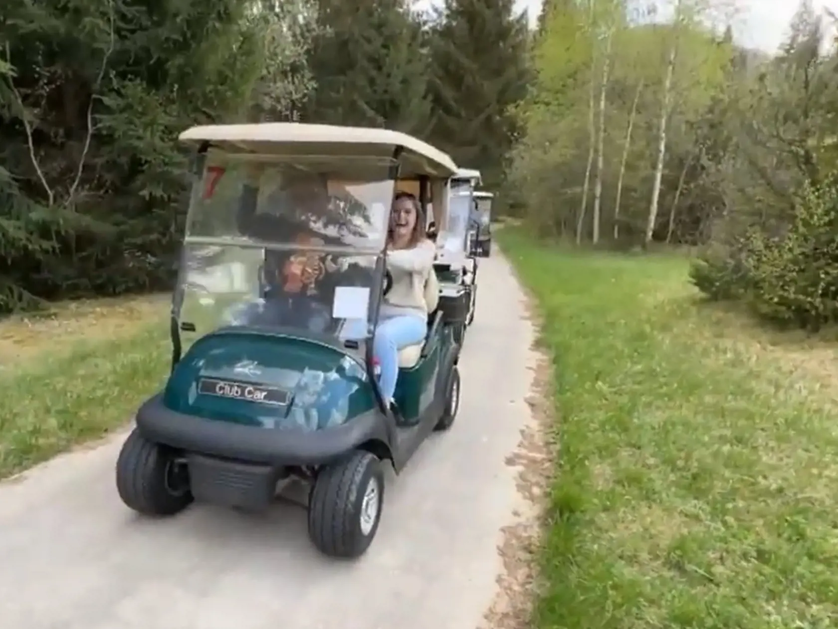 Geissovci si na Slovensku v posledných epizódach užili aj Golf. Dievčatá sa tešili hlavne jazde na golfových vozíkoch.