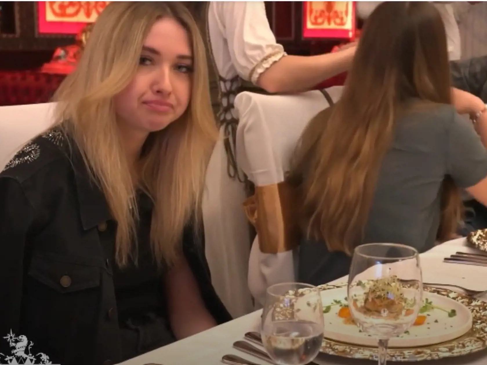Shania Geissová skúmala každé jedlo z luxusného menu. Nad všetkým ohŕňala nosom a strúhala znechutená grimasy.