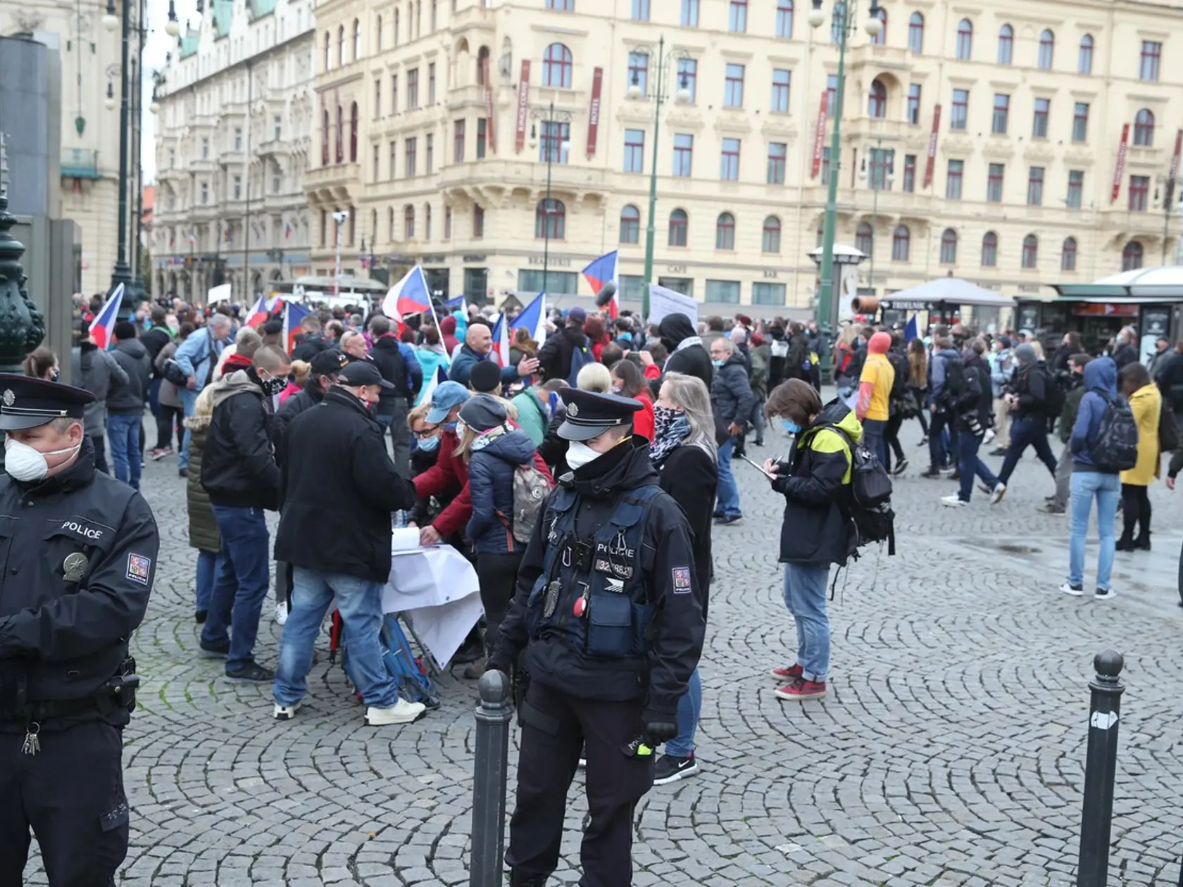 Ľudia protestujú proti prísnejším opatreniam, ktoré prijala česká vláda v snahe zastaviť šírenie koronavírusu.