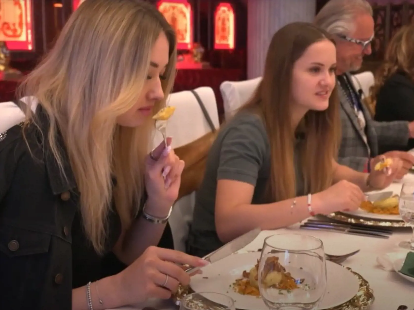Shania Geissová skúmala každé jedlo z luxusného menu. Nad všetkým ohŕňala nosom a strúhala znechutená grimasy.