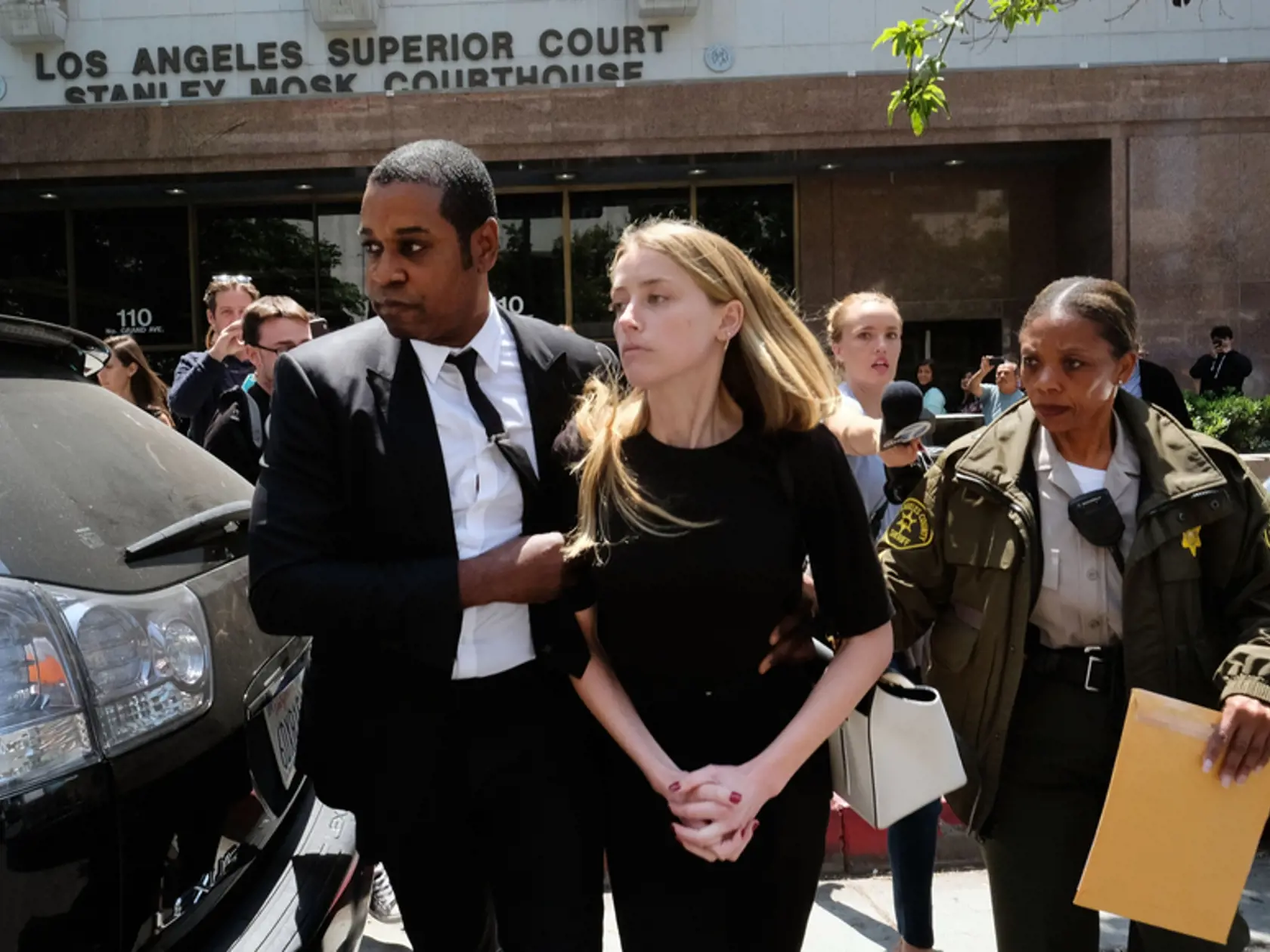 Amber Heard opúšťa priestory súdu v Los Angeles,