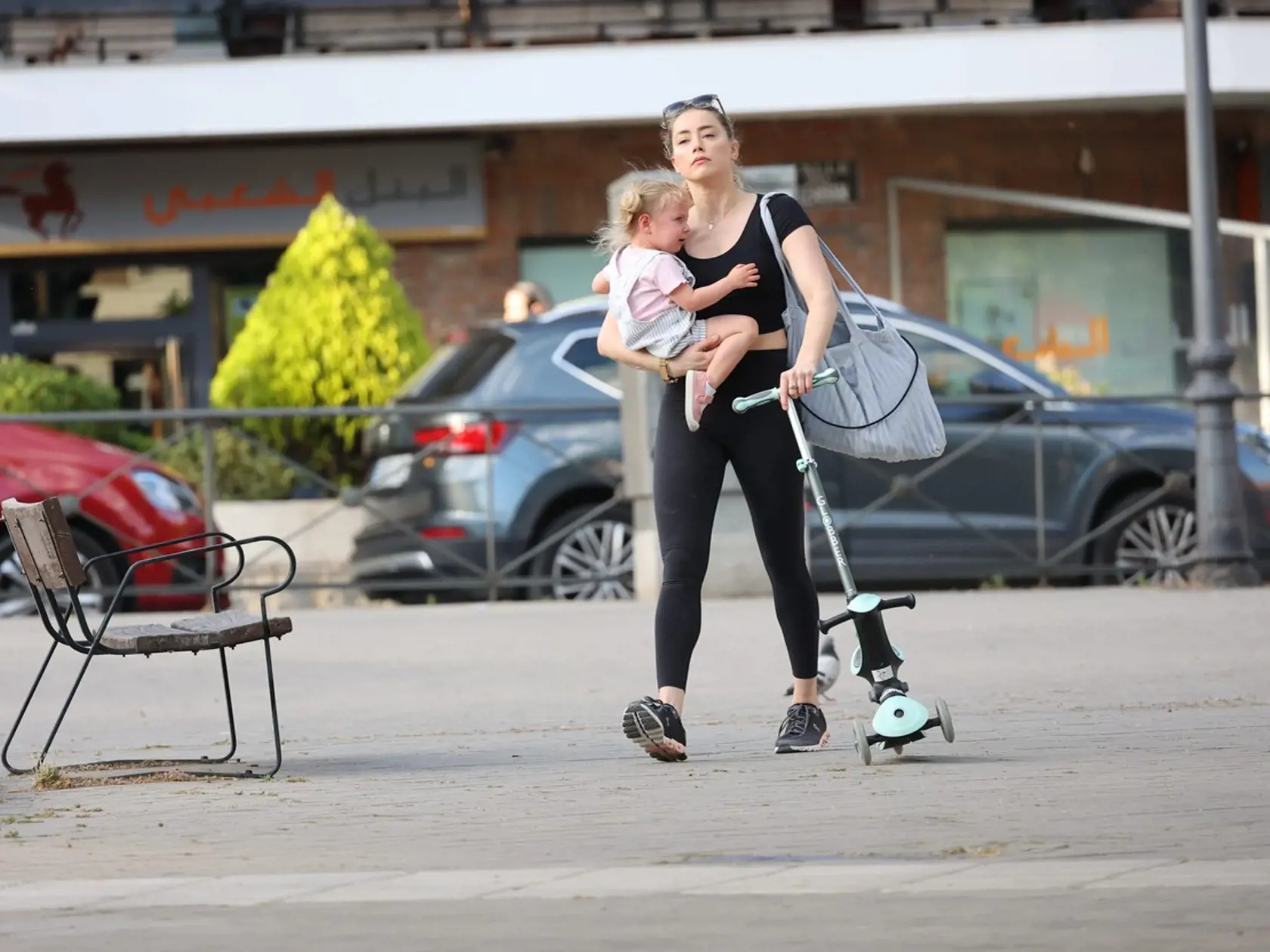Herečka Amber Heard odišla z Ameriky a začala nový život v Madride: Fotografi ju nafotili s dvojročnou dcérkou.