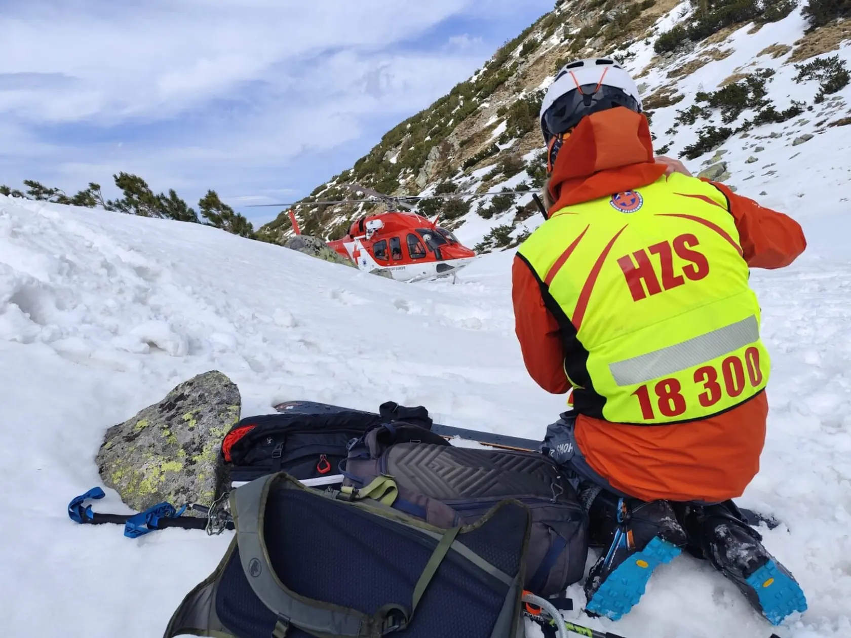   V poobedňajších hodinách pomáhali horskí záchranári 50-ročnému mužovi poľskej národnosti, ktorý pri lyžovaní vo freeride zóne preletel približne 200 metrov cez skalné prahy do Derešského kotla a utrpel viacnásobné poranenia tela. „Po príchode na miesto a zhodnotení zdravotného stavu pacienta bol na miesto privolaný vrtuľník, ktorý muža transportoval do zdravotníckeho zariadenia,“ uviedli z HZS.