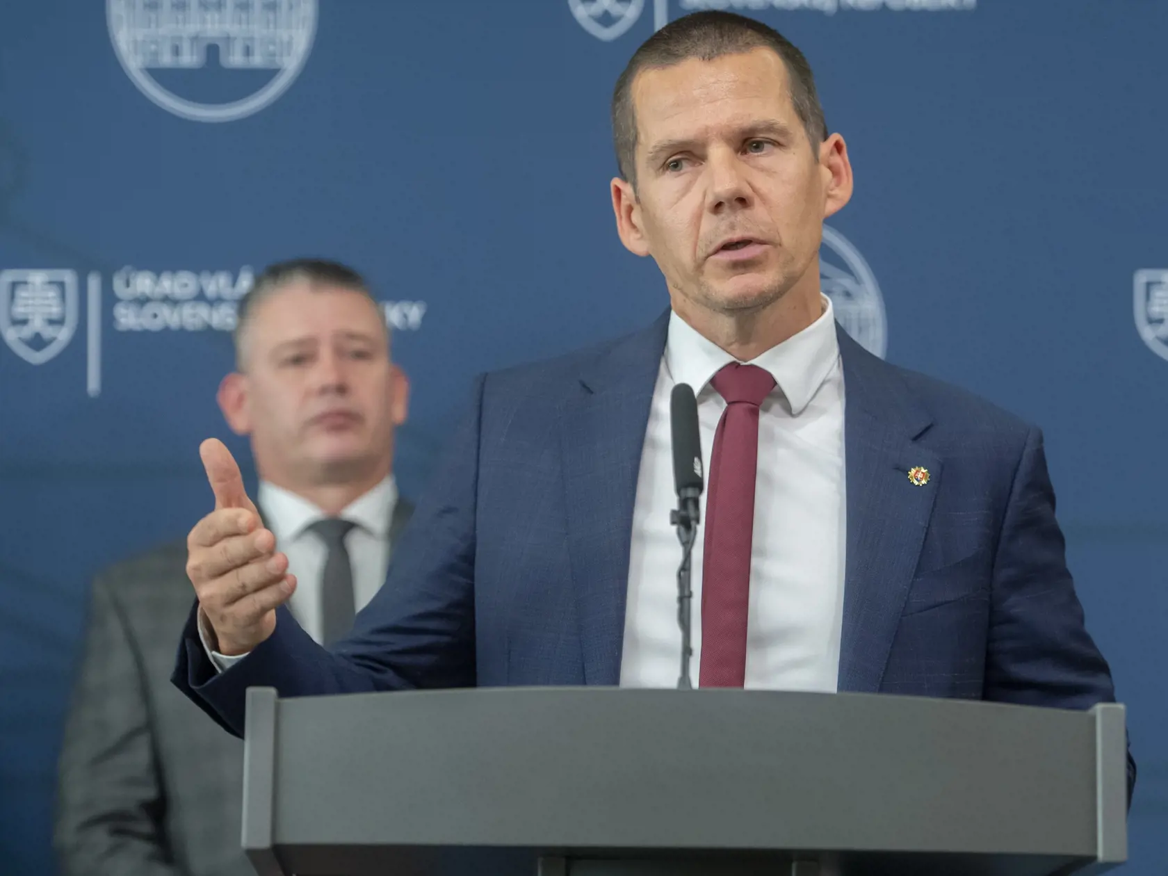 Na snímke vľavo v pozadí minister vnútra SR Roman Mikulec (OĽaNO) a vpravo v popredí prezident Policajného zboru Štefan Hamran počas tlačovej konferencie po ukončení rokovania Bezpečnostnej rady SR 19. októbra 2022 v Bratislave.