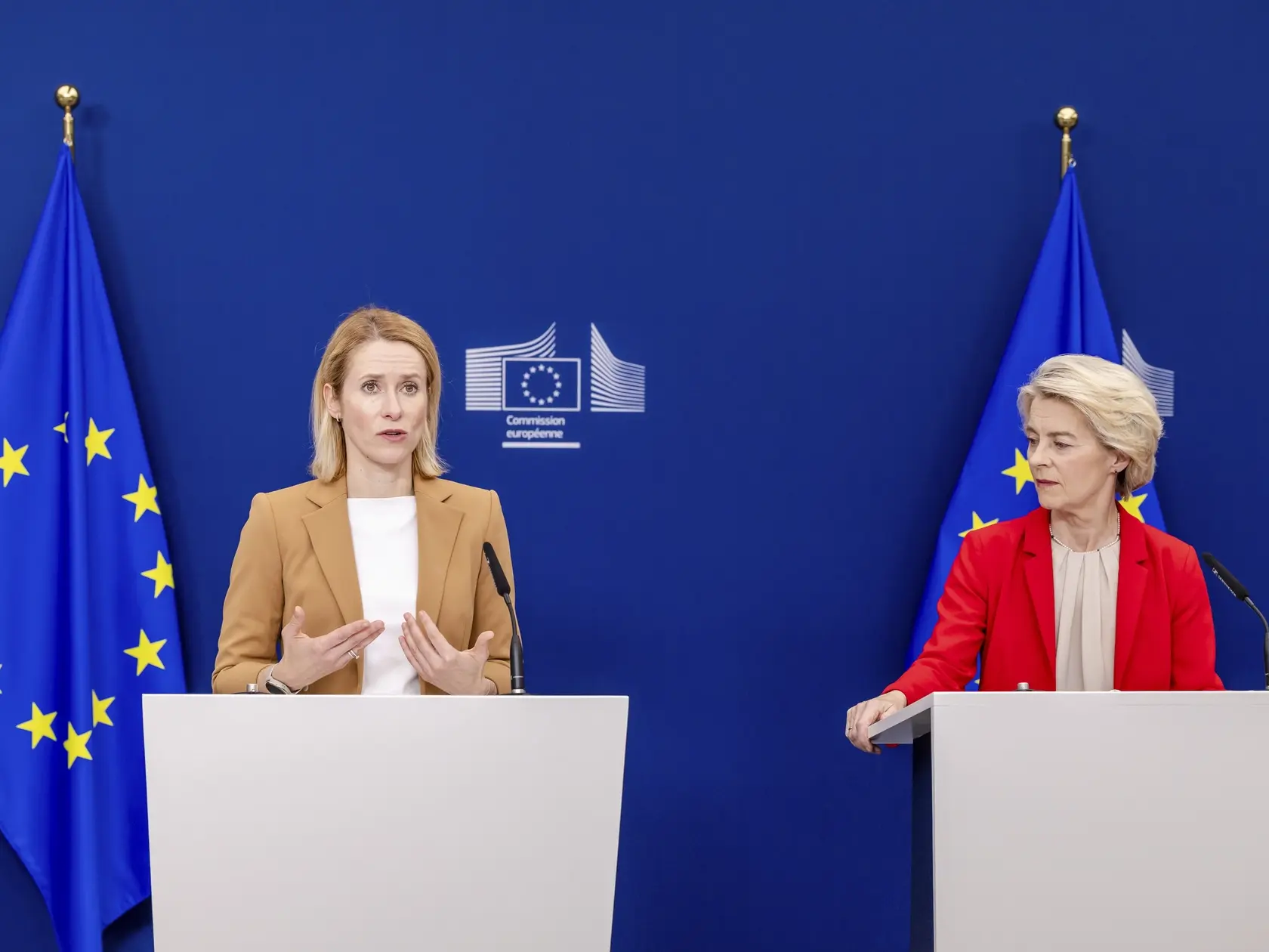 Predsedníčka Európskej komisie Ursula von der Leyenová (vpravo) a šéfka diplomacie EÚ Kaja Kallasová.