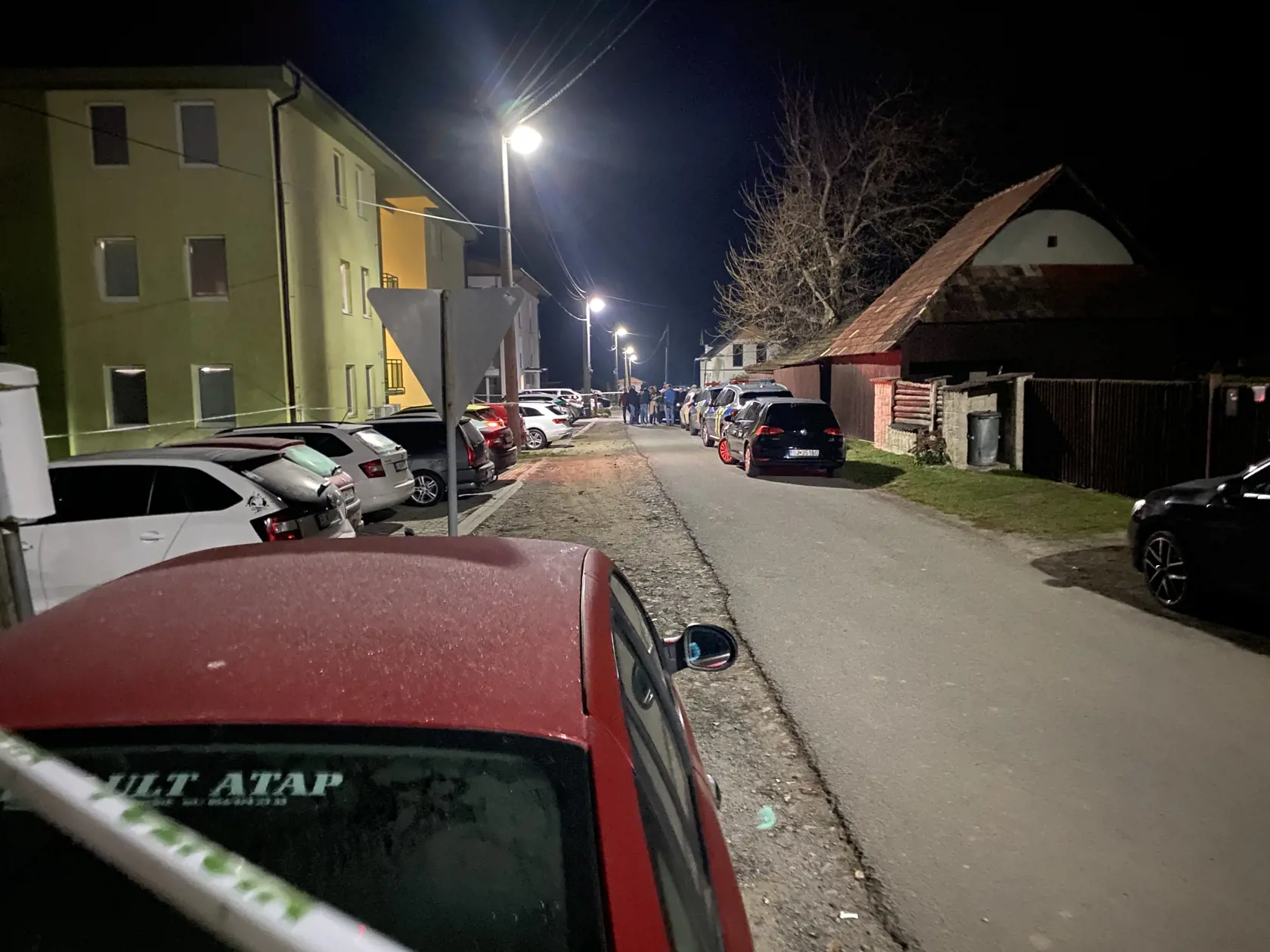 Ulica hrôzy. V Rokytove pri Bardejove, v prvom bytovom dome vľavo na fotografii, na prízemí, policajt zastrelil iba mesačné bábätko a potom zbraň obrátil proti sebe.