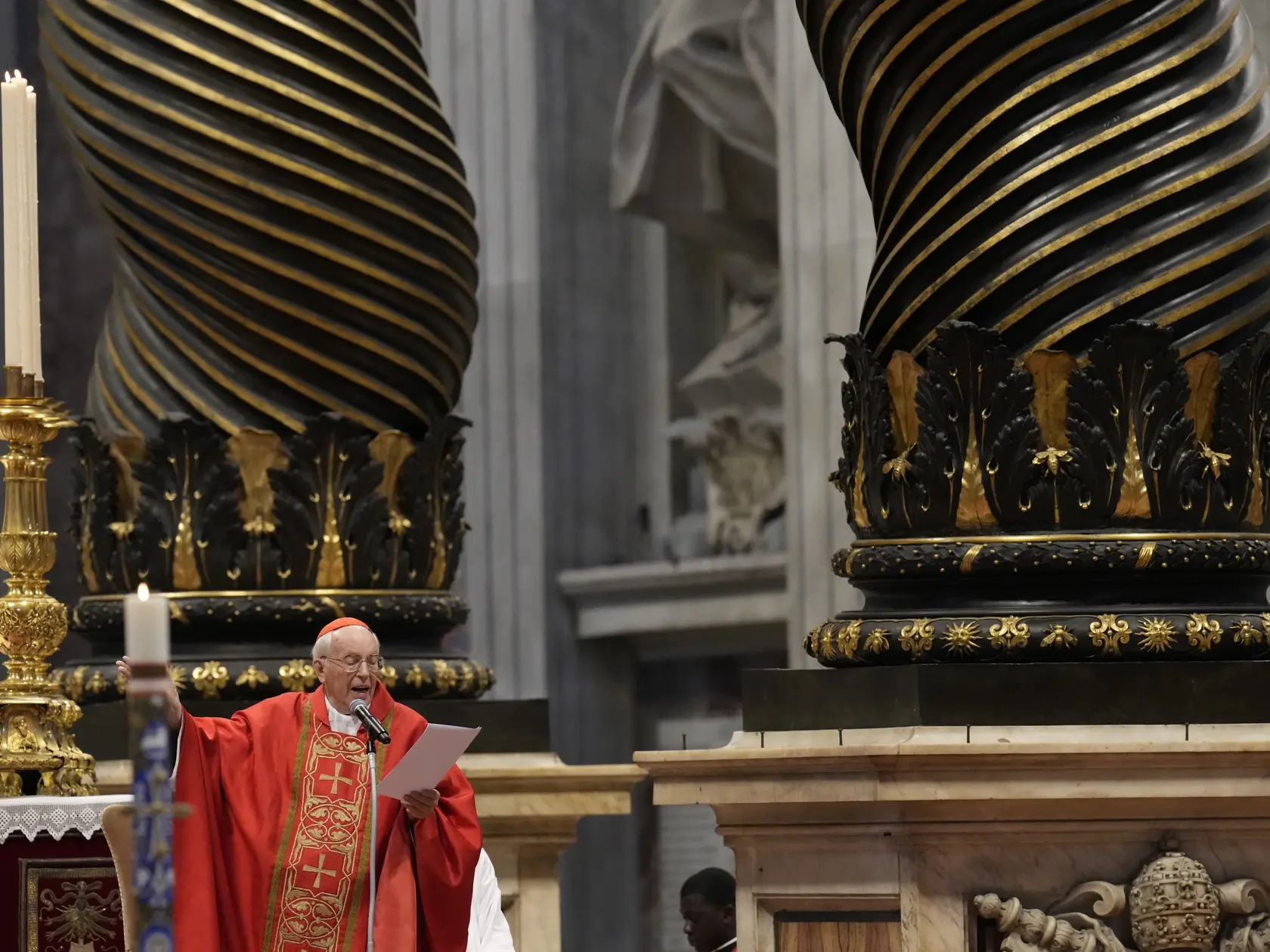 Na snímke dekan kardinálskeho kolégia Giovanni Battista Re celebruje svätú omšu za voľbu pápeža (Pro eligendo Romano Pontifice) v Bazilike sv. Petra vo Vatikáne v stredu 7. mája 2025.