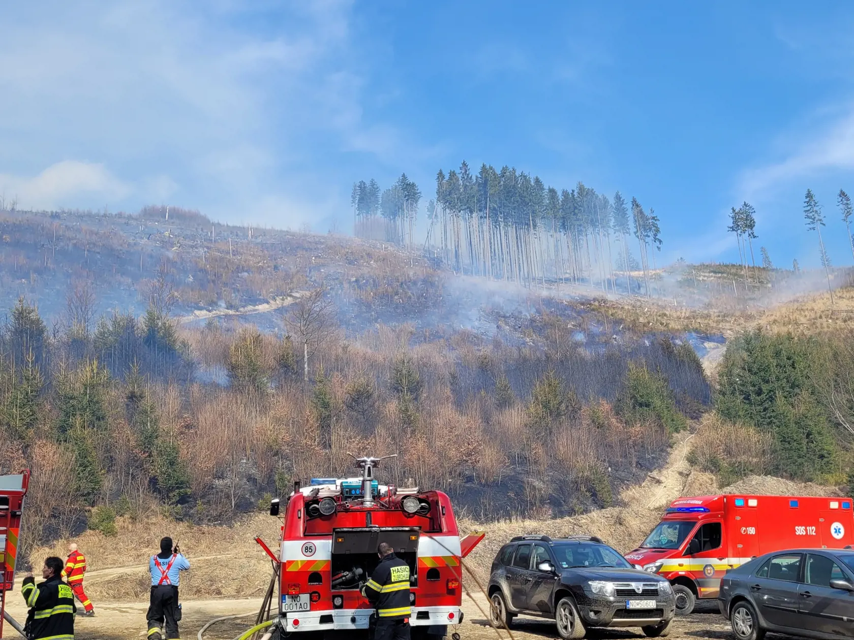 HaZZ: Pri požiari lesa v Oravskej Jasenici zasahuje takmer 80 hasičov