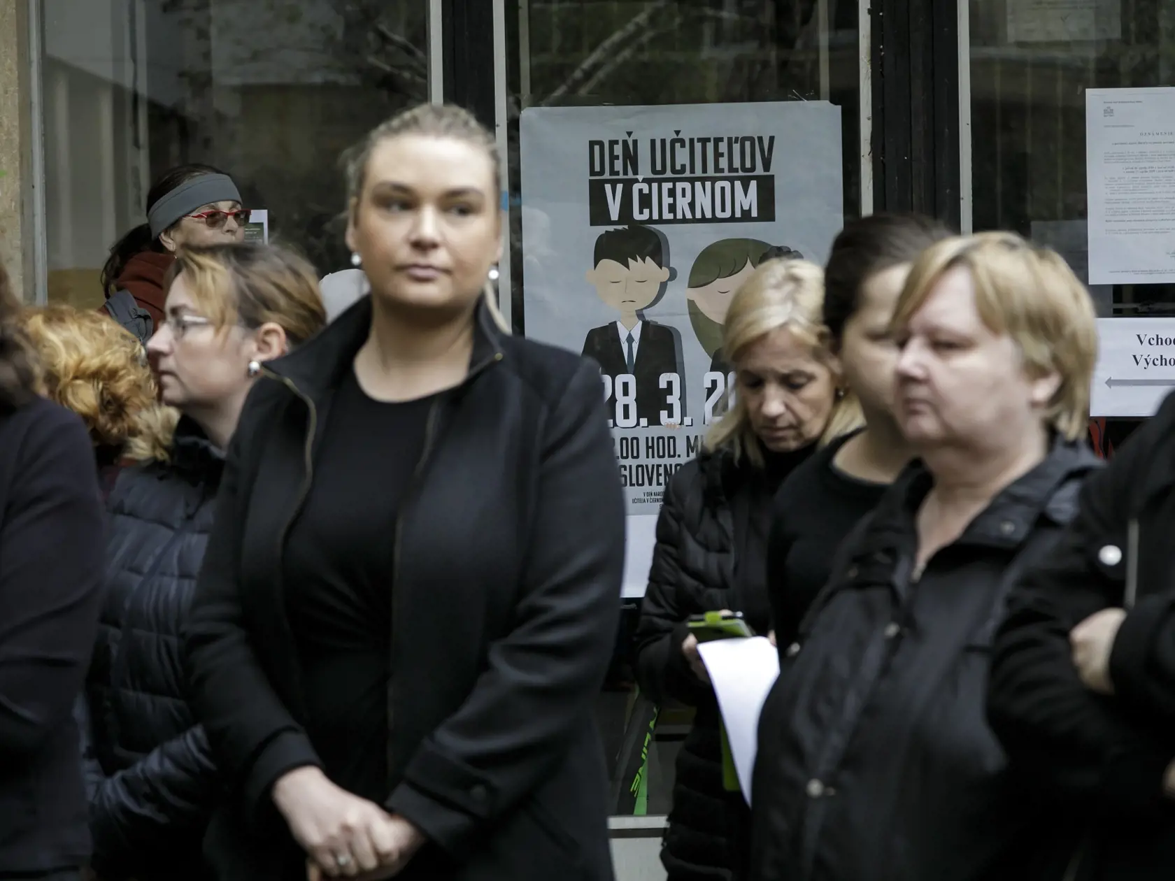 Na snímke zľava učiteľka Mária Rothensteinová, učiteľ Michal Tlelka a vpravo prezident Slovenskej komory učiteľov Vladimír Crmoman počas brífingu Iniciatívy slovenských učiteľov (ISU) na tému vyhlásenie o akcii Deň učiteľov v čiernom, zapojenosť škôl a ďalší postup v Bratislave.