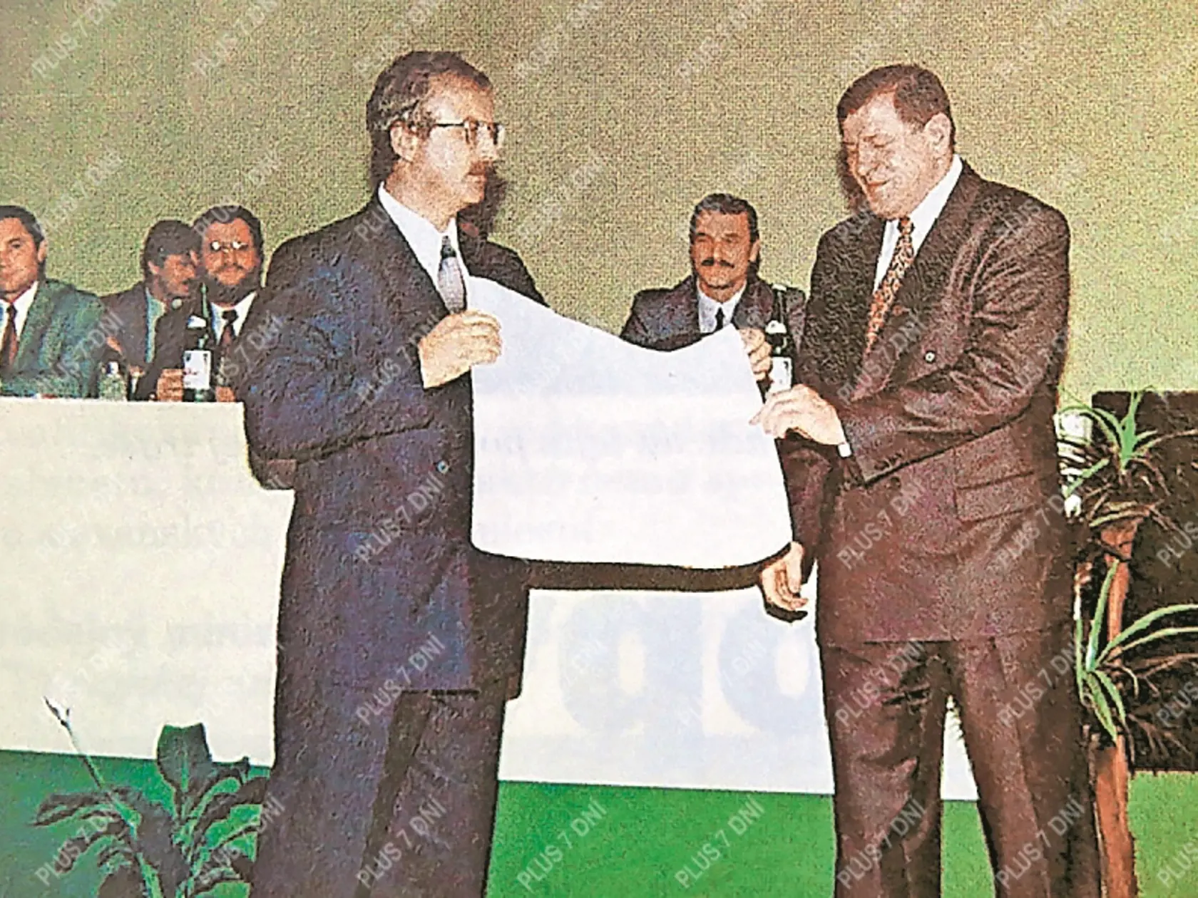 Vladimír Bachleda: S Vladimírom Mečiarom pri preberaní menovacieho dekrétu na prednostu Okresného úradu v Poprade.