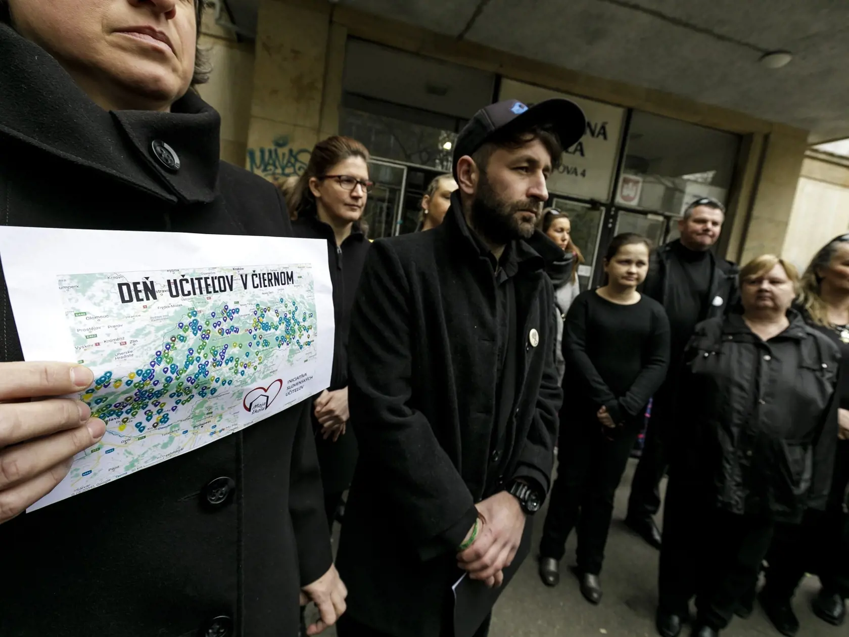 Na snímke zľava učiteľka Mária Rothensteinová, učiteľ Michal Tlelka a vpravo prezident Slovenskej komory učiteľov Vladimír Crmoman počas brífingu Iniciatívy slovenských učiteľov (ISU) na tému vyhlásenie o akcii Deň učiteľov v čiernom, zapojenosť škôl a ďalší postup v Bratislave.
