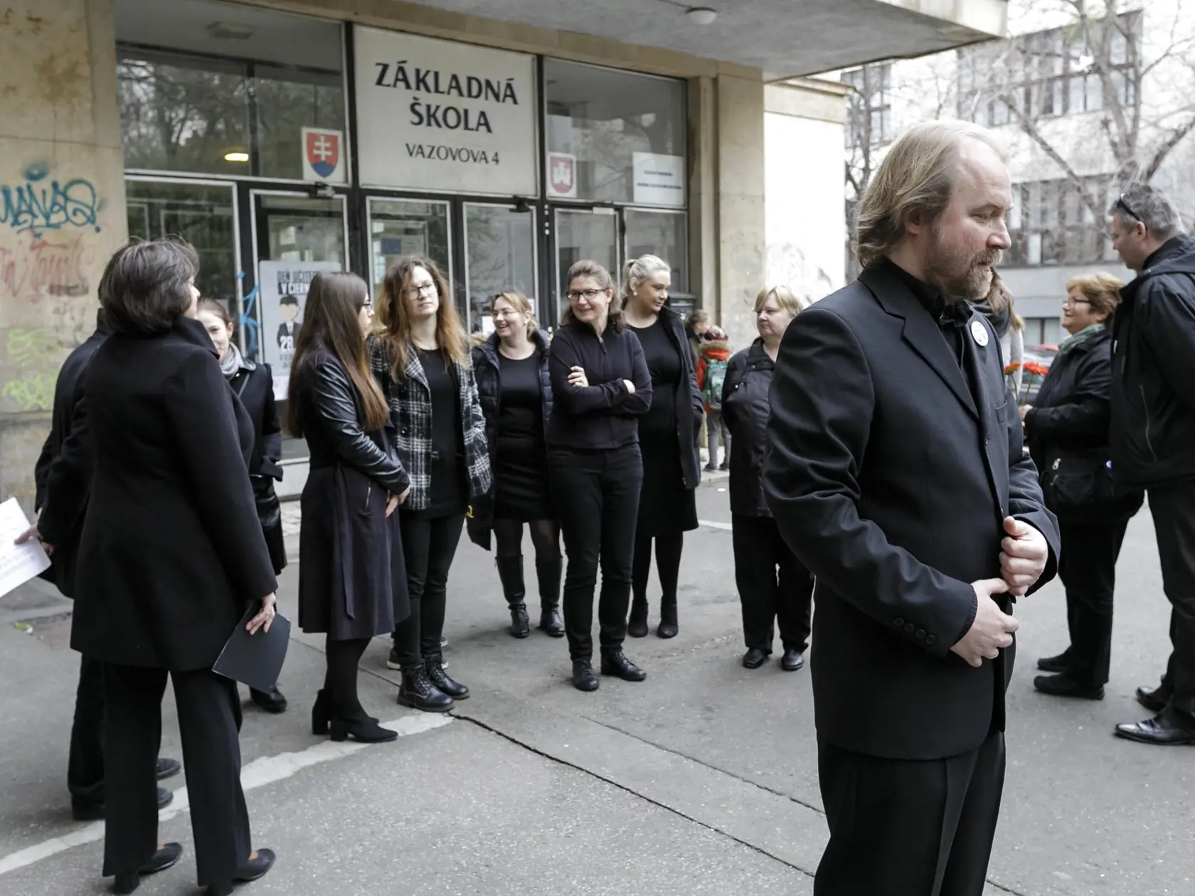 Na snímke zľava učiteľka Mária Rothensteinová, učiteľ Michal Tlelka a vpravo prezident Slovenskej komory učiteľov Vladimír Crmoman počas brífingu Iniciatívy slovenských učiteľov (ISU) na tému vyhlásenie o akcii Deň učiteľov v čiernom, zapojenosť škôl a ďalší postup v Bratislave.