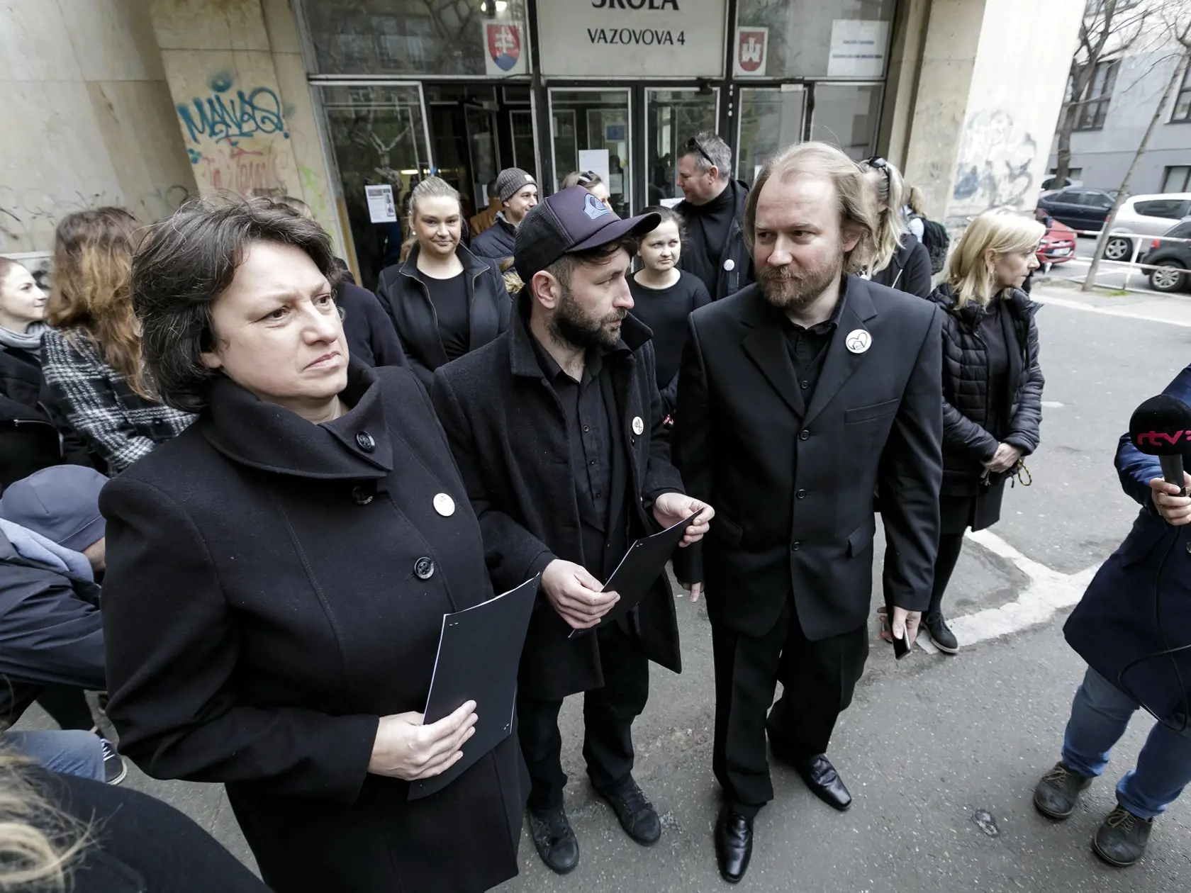 Na snímke zľava učiteľka Mária Rothensteinová, učiteľ Michal Tlelka a vpravo prezident Slovenskej komory učiteľov Vladimír Crmoman počas brífingu Iniciatívy slovenských učiteľov (ISU) na tému vyhlásenie o akcii Deň učiteľov v čiernom, zapojenosť škôl a ďalší postup v Bratislave.
