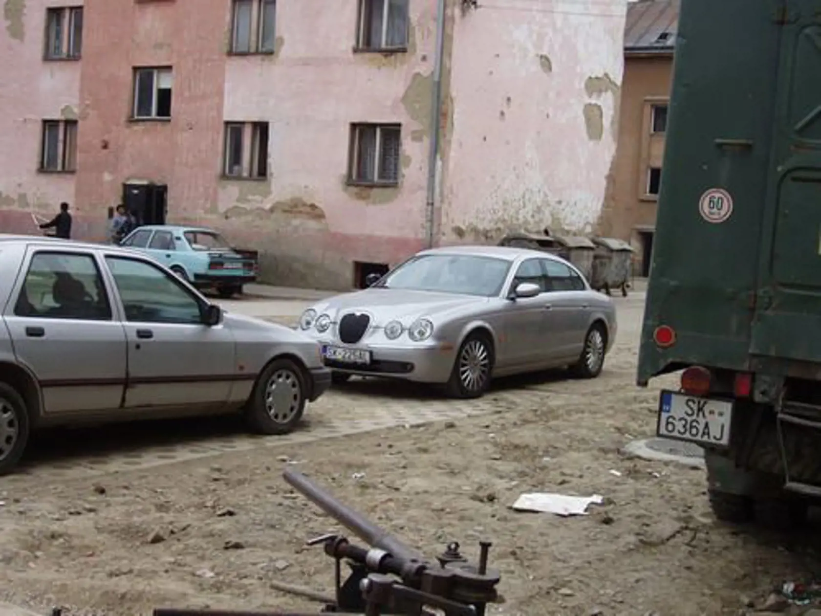 Auto, ktoré získal ako víťaz šou Vyvolení, parkovalo pred rómskou bytovkou vo Svidníku.