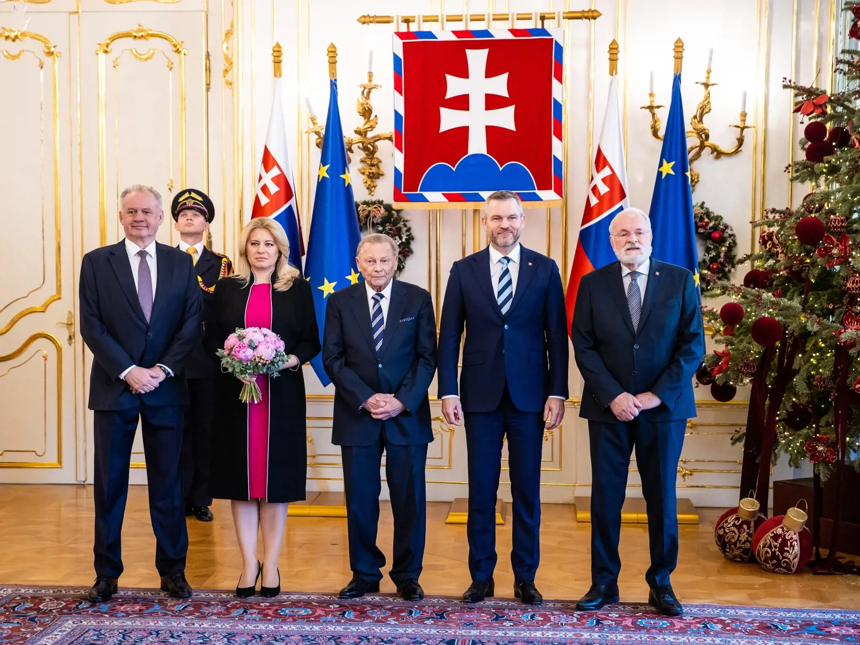 Na snímke bývalí Prezidenti SR, zľava Andrej Kiska, Zuzana Čaputová, Rudolf Schuster, súčasný Prezident SR Petrer Pellegrini a Ivan Gašparovič na spoločnej fotke pred slávnostným obedom v Prezidentskom paláci.