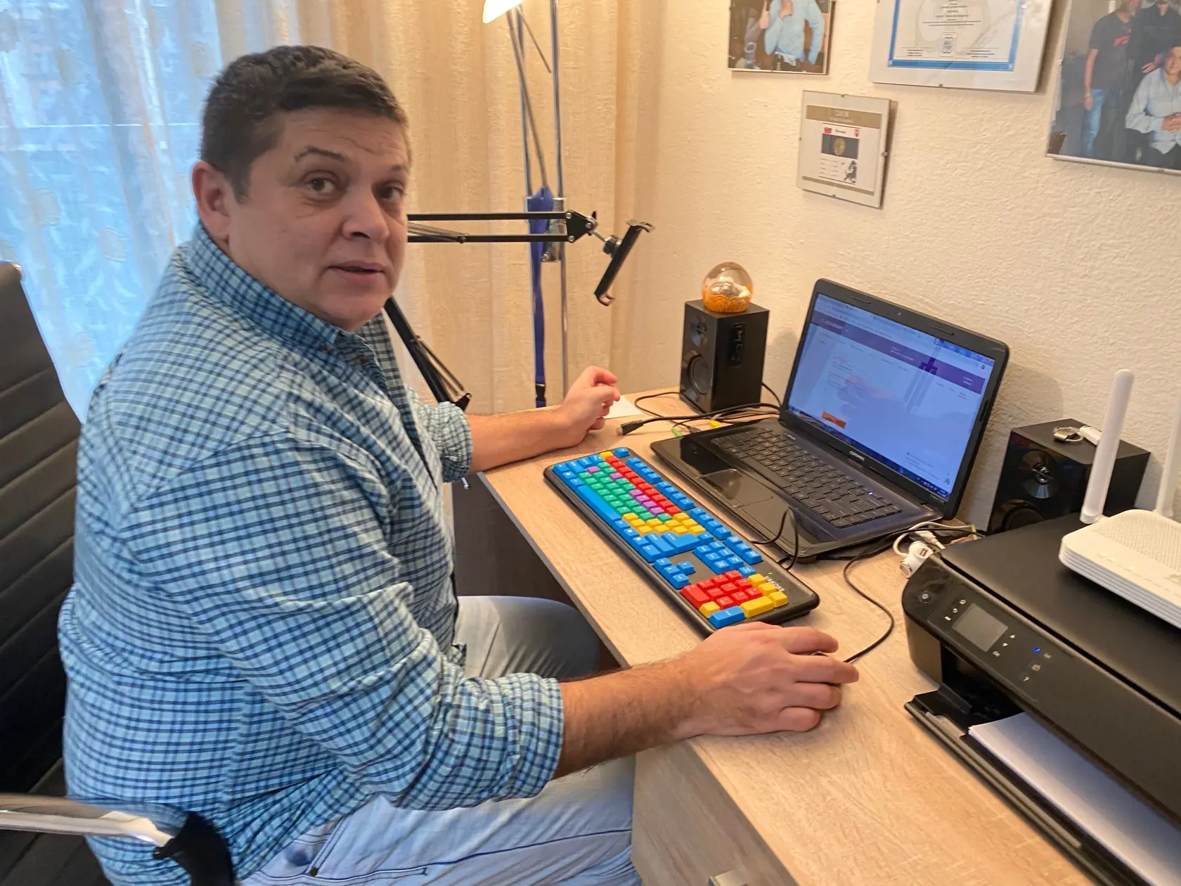 Pár týždńov pred nástupom do väzenia vo svojom byte vo Svidníku. Jeden kút v obývačke si vyhradil na prácu, tu strihá svoje reportáže.