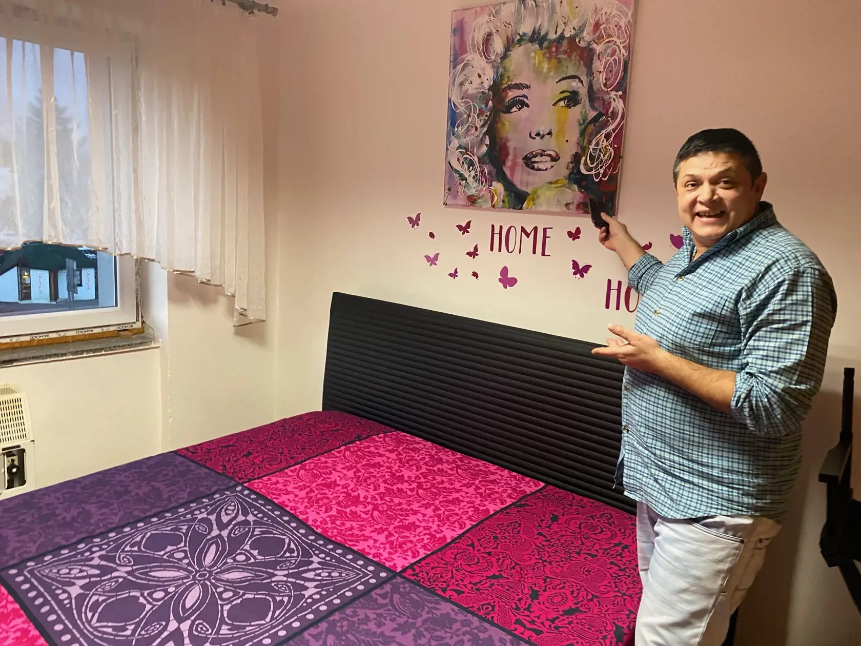 Pár týždńov pred nástupom do väzenia vo svojom byte vo Svidníku. V spálni nad Erikovou posteľou dominuje obraz Marilyn Monroe.