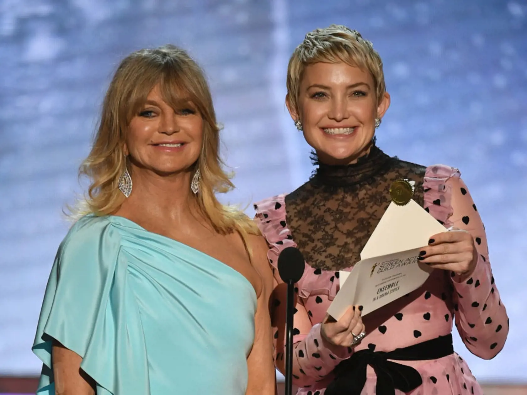 LOS ANGELES, CA - JANUARY 21:  Actors Goldie Hawn (L) and Kate Hudson speak onstage during the 24th Annual Screen Actors Guild Awards at The Shrine Auditorium on January 21, 2018 in Los Angeles, California. 27522_013  (Photo by Kevin Winter/Getty Images)