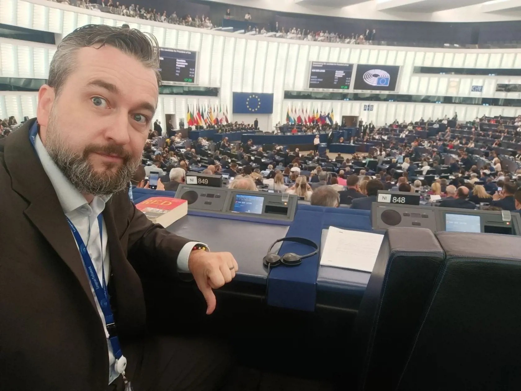 Ľuboš Blaha v europarlamente krátko pred hlasovaním o staronovej šéfke eurokomisie Ursuly vod der Leyenovej. „Pred chvíľou som si vypočul prejav Ursuly von der Leyenovej a môžem skonštatovať len jedno - palec dole," napísal 18. júla na sociálnu sieť ľavicový politik zo Smeru.