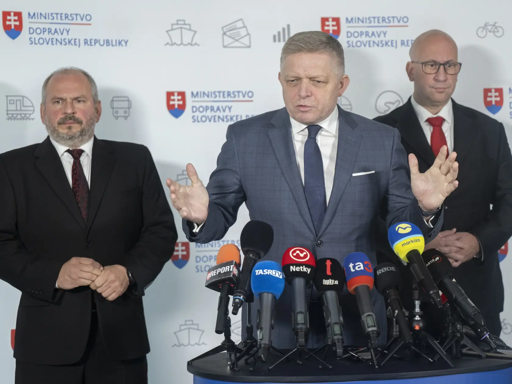 Na snímke sprava minister dopravy SR Jozef Ráž ml. (nominant Smer-SD), predseda vlády SR Robert Fico (Smer-SD) a štátny tajomník ministerstva dopravy SR Igor Choma počas tlačovej konferencie na tému "Pekné, kvalitné a cenovo dostupné bývanie" 22. novembra 2024 v Bratislave. 