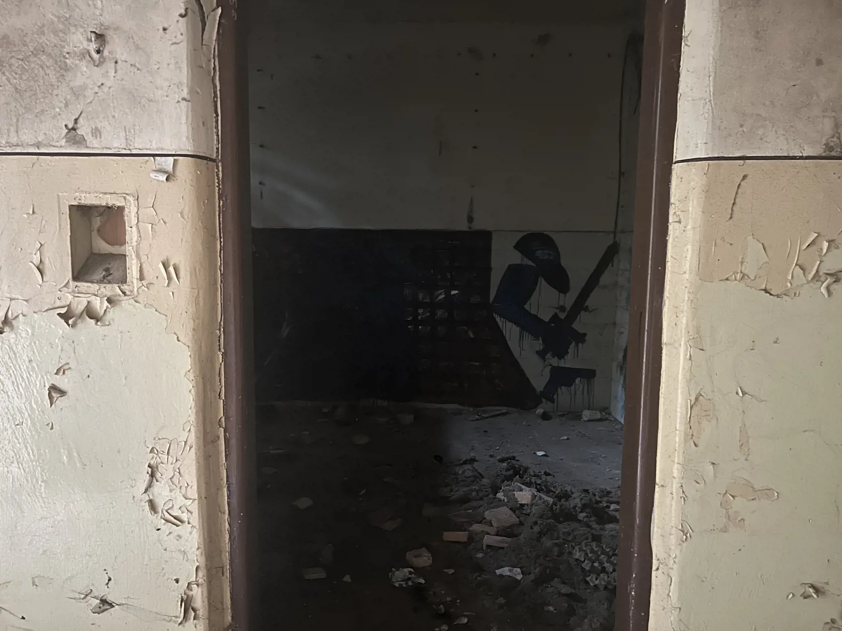 V tomto pochmúrnom počasí tu vládne zvláštna, až temná atmosféra. Človeka tu obklopuje ticho, prerušované len kvapkami dopadajúcimi na zdevastované chodníky.