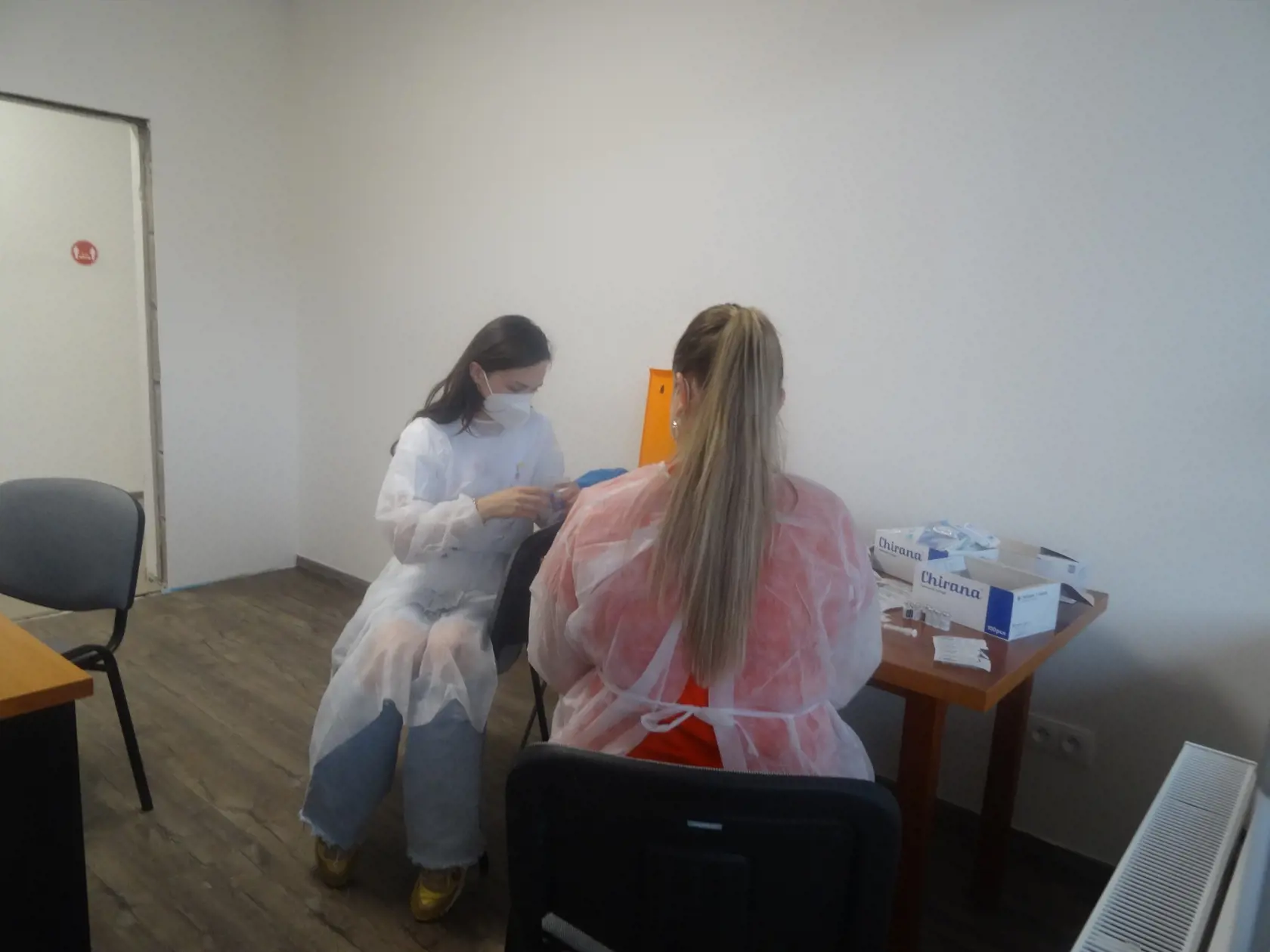 Medičky, študentky piateho ročníka medicíny Martina (23) a Júlia (22) robili evidenciu a následne očkovali záujemcov o vakcináciu.