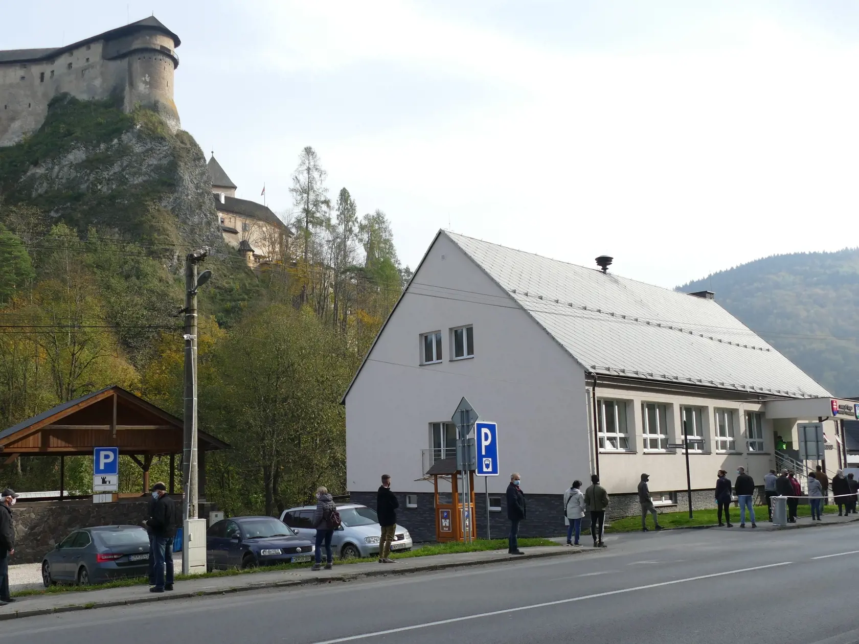 Na Orave a v Bardejove začalo pilotné celoplošné testovanie na ochorenie COVID-19, ktoré potrvá do nedele 25.10. Otestovaných by malo byť asi 180.000 osôb v rámci 235 odberných miest. Na testovaní sa bude podieľať viac ako 2500 vojakov, policajtov, hasičov, zdravotníkov a administratívnych pracovníkov. Na snímke čakanie obyvateľov na testovanie v Oravskom Podzámku dňa 23. októbra 2020. FOTO TASR - Erika Ďurčová

