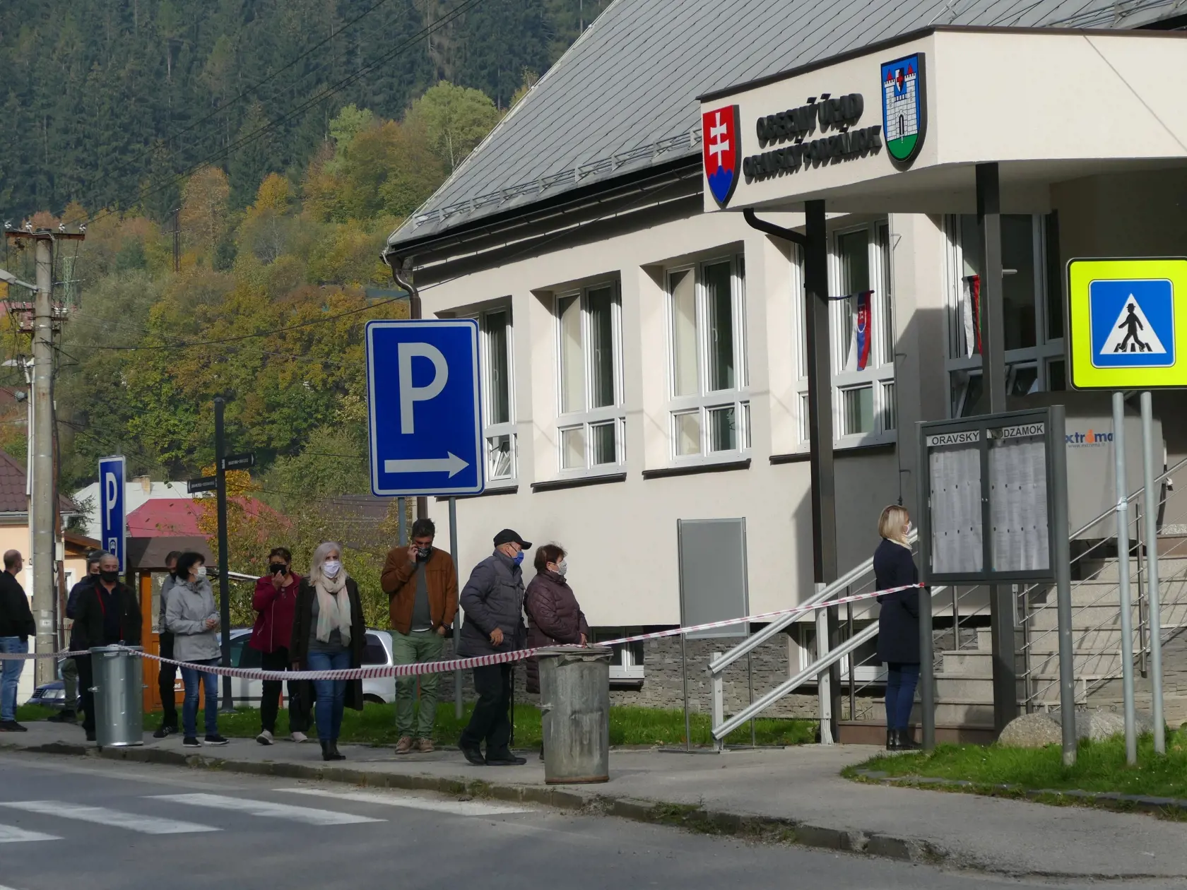 Na Orave a v Bardejove začalo pilotné celoplošné testovanie na ochorenie COVID-19, ktoré potrvá do nedele 25.10. Otestovaných by malo byť asi 180.000 osôb v rámci 235 odberných miest. Na testovaní sa bude podieľať viac ako 2500 vojakov, policajtov, hasičov, zdravotníkov a administratívnych pracovníkov. Na snímke čakanie obyvateľov na testovanie v Oravskom Podzámku dňa 23. októbra 2020. FOTO TASR - Erika Ďurčová

