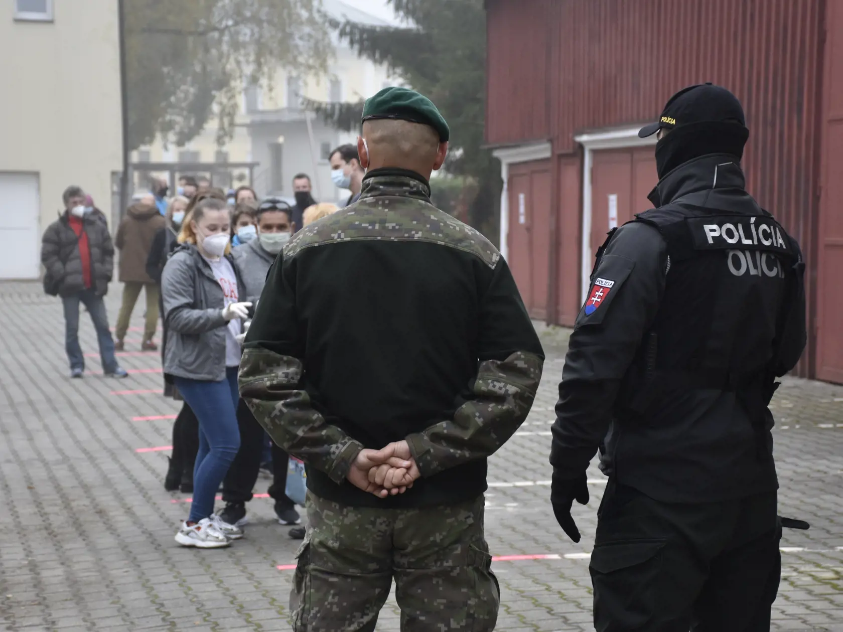Na Orave a v Bardejove začalo pilotné celoplošné testovanie na ochorenie COVID-19, ktoré potrvá do nedele 25.10. Otestovaných by malo byť asi 180.000 osôb v rámci 235 odberných miest. Na testovaní sa bude podieľať viac ako 2500 vojakov, policajtov, hasičov, zdravotníkov a administratívnych pracovníkov. Na snímke obyvatelia Dolného Kubína čakajú na testovanie na nový koronavírus pri ZŠ Janka Matúšku 23. októbra 2020. EASYFOTO TASR - Miroslava Mlynárová

