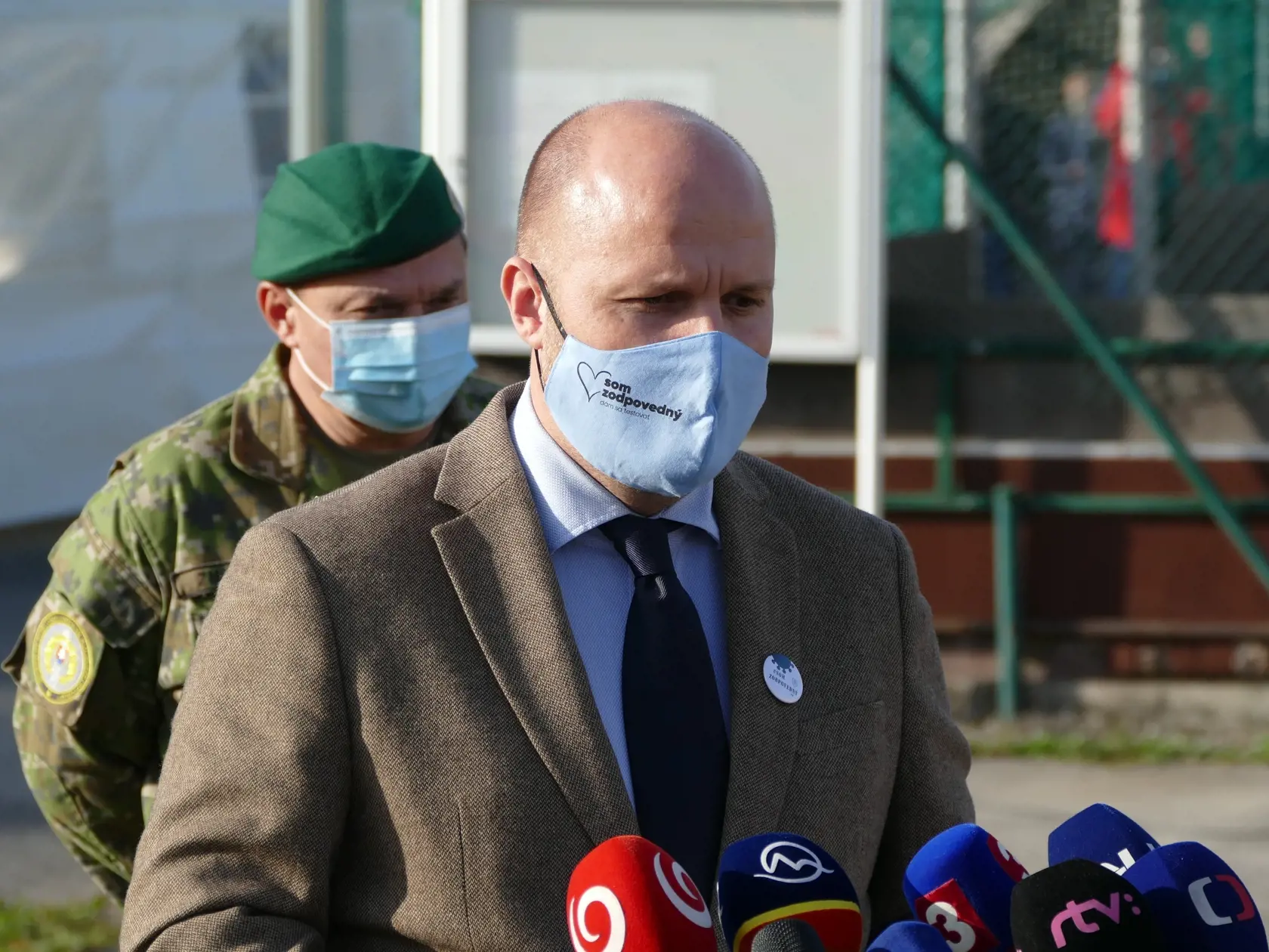 Na Orave a v Bardejove začalo pilotné celoplošné testovanie na ochorenie COVID-19, ktoré potrvá do nedele 25.10. Otestovaných by malo byť asi 180.000 osôb v rámci 235 odberných miest. Na testovaní sa bude podieľať viac ako 2500 vojakov, policajtov, hasičov, zdravotníkov a administratívnych pracovníkov. Na snímke minister obrany SR Jaroslav Naď počas brífingu k aktuálnemu testovaniu obyvateľov v Nižnej dňa 23. októbra 2020. FOTO TASR - Erika Ďurčová

