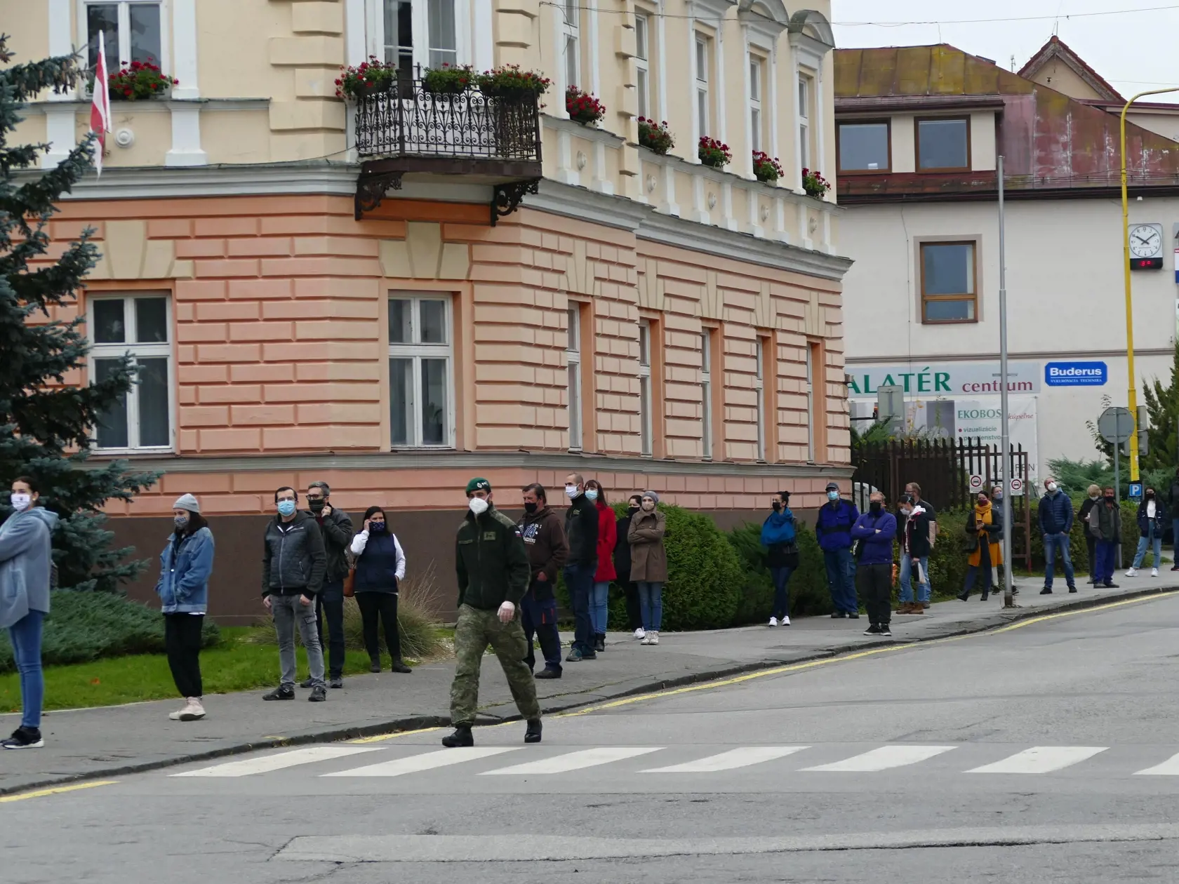 Na Orave a v Bardejove začalo pilotné celoplošné testovanie na ochorenie COVID-19, ktoré potrvá do nedele 25.10. Otestovaných by malo byť asi 180.000 osôb v rámci 235 odberných miest. Na testovaní sa bude podieľať viac ako 2500 vojakov, policajtov, hasičov, zdravotníkov a administratívnych pracovníkov. Na snímke čakanie obyvateľov na testovanie v Dolnom Kubíne dňa 23. októbra 2020. FOTO TASR - Erika Ďurčová


