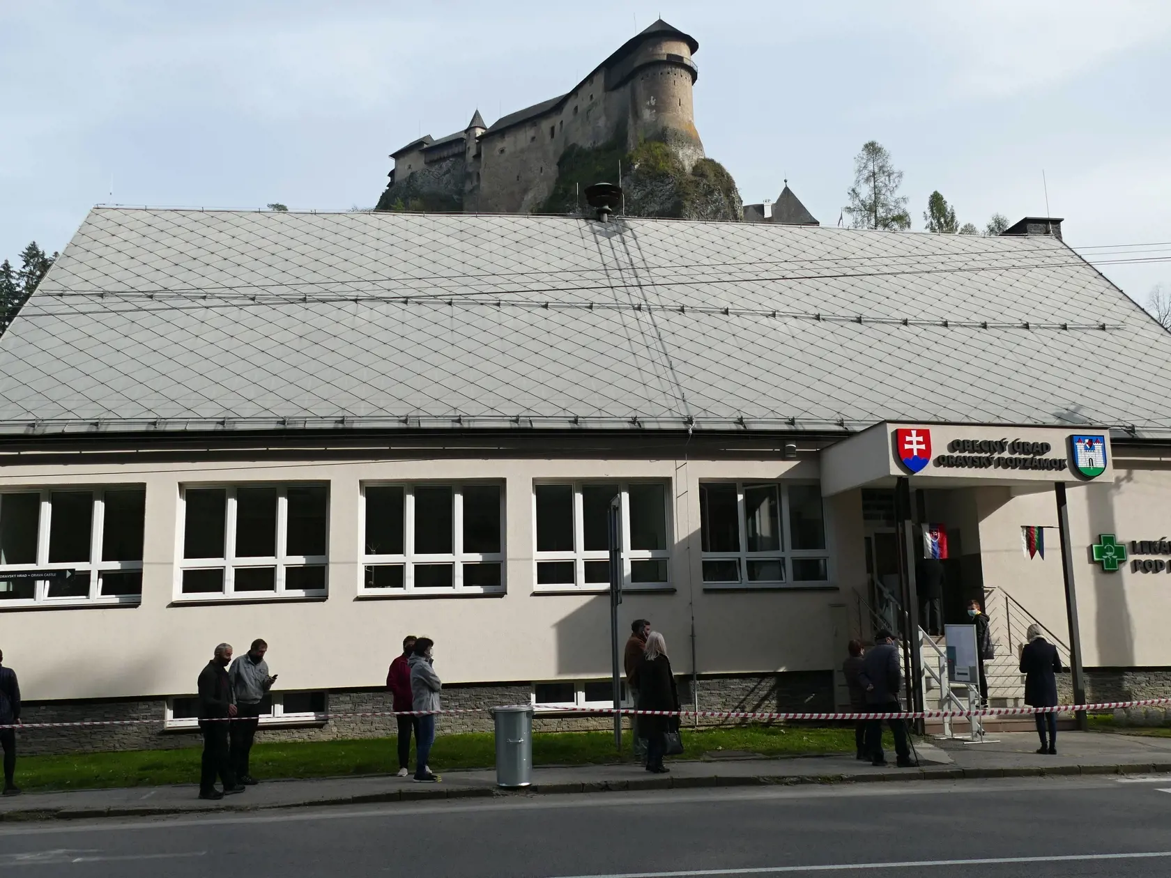 Na Orave a v Bardejove začalo pilotné celoplošné testovanie na ochorenie COVID-19, ktoré potrvá do nedele 25.10. Otestovaných by malo byť asi 180.000 osôb v rámci 235 odberných miest. Na testovaní sa bude podieľať viac ako 2500 vojakov, policajtov, hasičov, zdravotníkov a administratívnych pracovníkov. Na snímke čakanie obyvateľov na testovanie v Oravskom Podzámku dňa 23. októbra 2020. FOTO TASR - Erika Ďurčová

