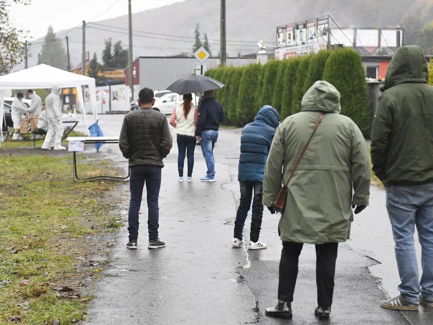 Tretí a záverečný deň pilotného celoplošného testovania na ochorenie COVID-19 na Orave a v Bardejove v nedeľu 25. októbra 2020. Otestovaných by malo byť asi 180.000 osôb v rámci 235 odberných miest. Na testovaní sa bude podieľať viac ako 2500 vojakov, policajtov, hasičov, zdravotníkov a administratívnych pracovníkov. Na snímke ľudia čakajú v rade na testovanie v obci Bardejovská Zábava v okrese Bardejov v nedeľu 25. októbra 2020. FOTO TASR – František Iván