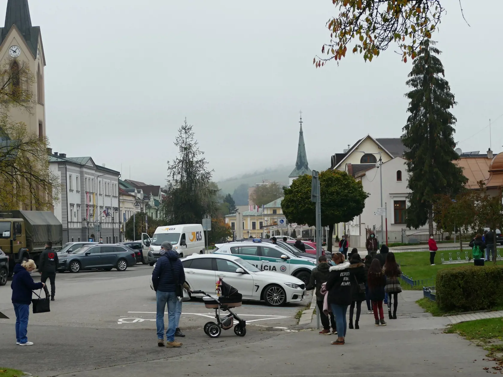 Na Orave a v Bardejove začalo pilotné celoplošné testovanie na ochorenie COVID-19, ktoré potrvá do nedele 25.10. Otestovaných by malo byť asi 180.000 osôb v rámci 235 odberných miest. Na testovaní sa bude podieľať viac ako 2500 vojakov, policajtov, hasičov, zdravotníkov a administratívnych pracovníkov. Na snímke čakanie obyvateľov na testovanie v Dolnom Kubíne dňa 23. októbra 2020. FOTO TASR - Erika Ďurčová

