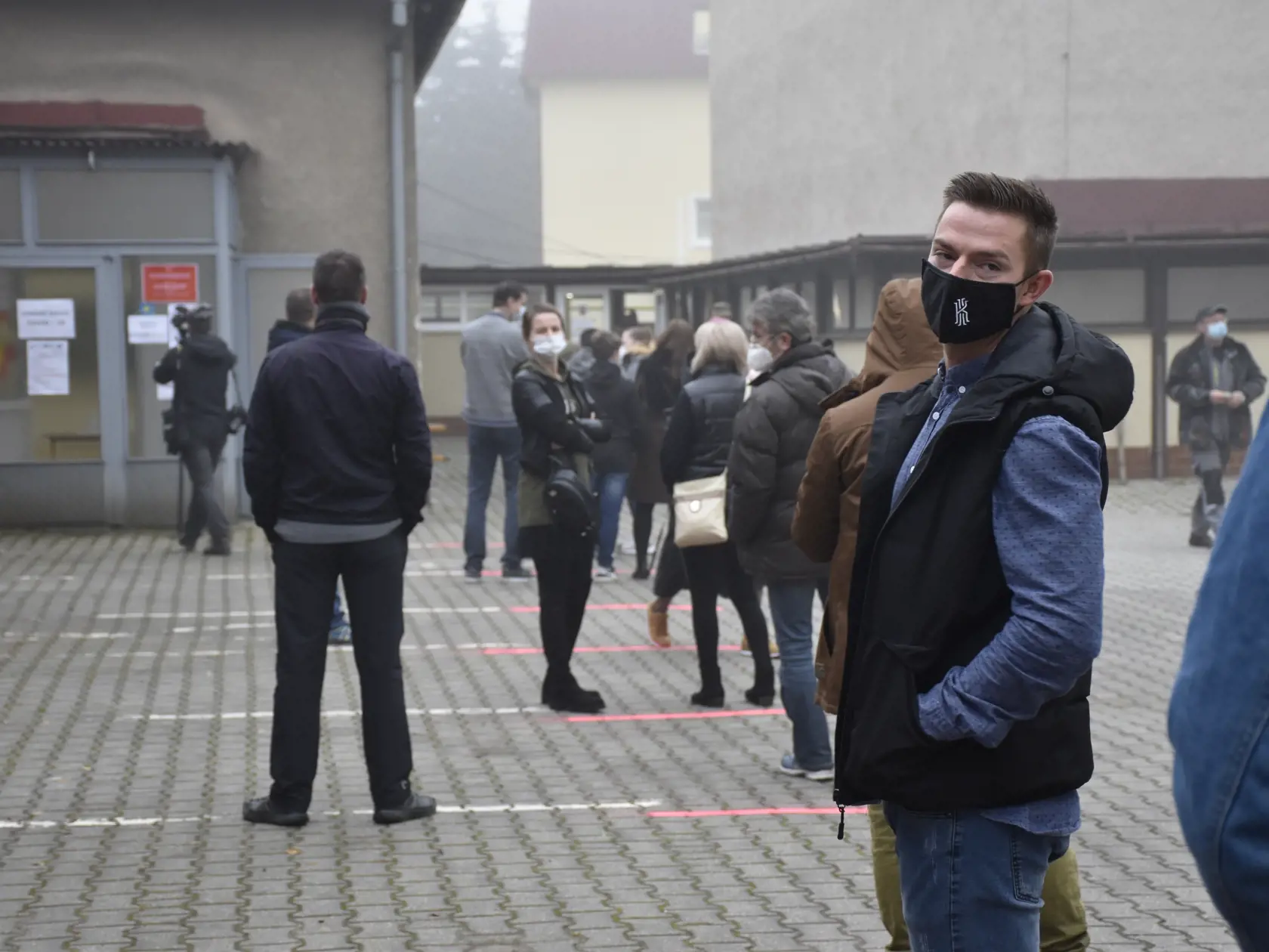 Na Orave a v Bardejove začalo pilotné celoplošné testovanie na ochorenie COVID-19, ktoré potrvá do nedele 25.10. Otestovaných by malo byť asi 180.000 osôb v rámci 235 odberných miest. Na testovaní sa bude podieľať viac ako 2500 vojakov, policajtov, hasičov, zdravotníkov a administratívnych pracovníkov. Na snímke obyvatelia Dolného Kubína čakajú na testovanie na nový koronavírus pri ZŠ Janka Matúšku 23. októbra 2020. EASYFOTO TASR - Miroslava Mlynárová

