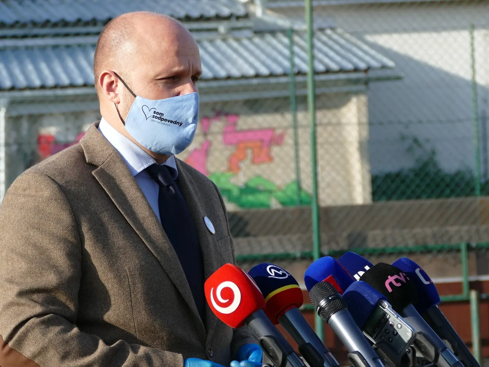 Na Orave a v Bardejove začalo pilotné celoplošné testovanie na ochorenie COVID-19, ktoré potrvá do nedele 25.10. Otestovaných by malo byť asi 180.000 osôb v rámci 235 odberných miest. Na testovaní sa bude podieľať viac ako 2500 vojakov, policajtov, hasičov, zdravotníkov a administratívnych pracovníkov. Na snímke minister obrany SR Jaroslav Naď počas brífingu k aktuálnemu testovaniu obyvateľov v Nižnej dňa 23. októbra 2020. FOTO TASR - Erika Ďurčová

