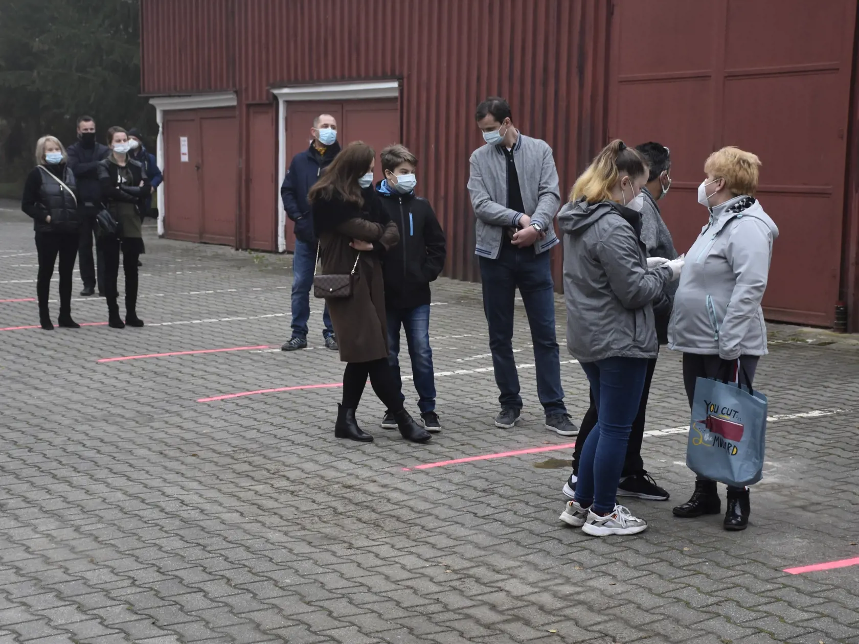Na Orave a v Bardejove začalo pilotné celoplošné testovanie na ochorenie COVID-19, ktoré potrvá do nedele 25.10. Otestovaných by malo byť asi 180.000 osôb v rámci 235 odberných miest. Na testovaní sa bude podieľať viac ako 2500 vojakov, policajtov, hasičov, zdravotníkov a administratívnych pracovníkov. Na snímke obyvatelia Dolného Kubína čakajú na testovanie na nový koronavírus pri ZŠ Janka Matúšku 23. októbra 2020. EASYFOTO TASR - Miroslava Mlynárová


