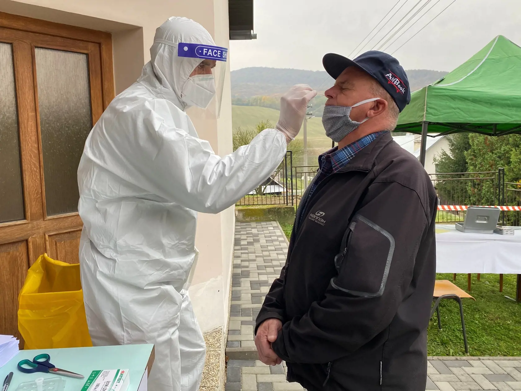 Tretí a záverečný deň pilotného celoplošného testovania na ochorenie COVID-19 na Orave a v Bardejove v nedeľu 25. októbra 2020. Otestovaných by malo byť asi 180.000 osôb v rámci 235 odberných miest. Na testovaní sa bude podieľať viac ako 2500 vojakov, policajtov, hasičov, zdravotníkov a administratívnych pracovníkov. Na snímke muž počas testovania, ktoré prebieha pri Obecnom úrade v obci Becherov, okres Bardejov, v nedeľu 25. októbra 2020. EASYFOTO TASR – Maroš Černý 