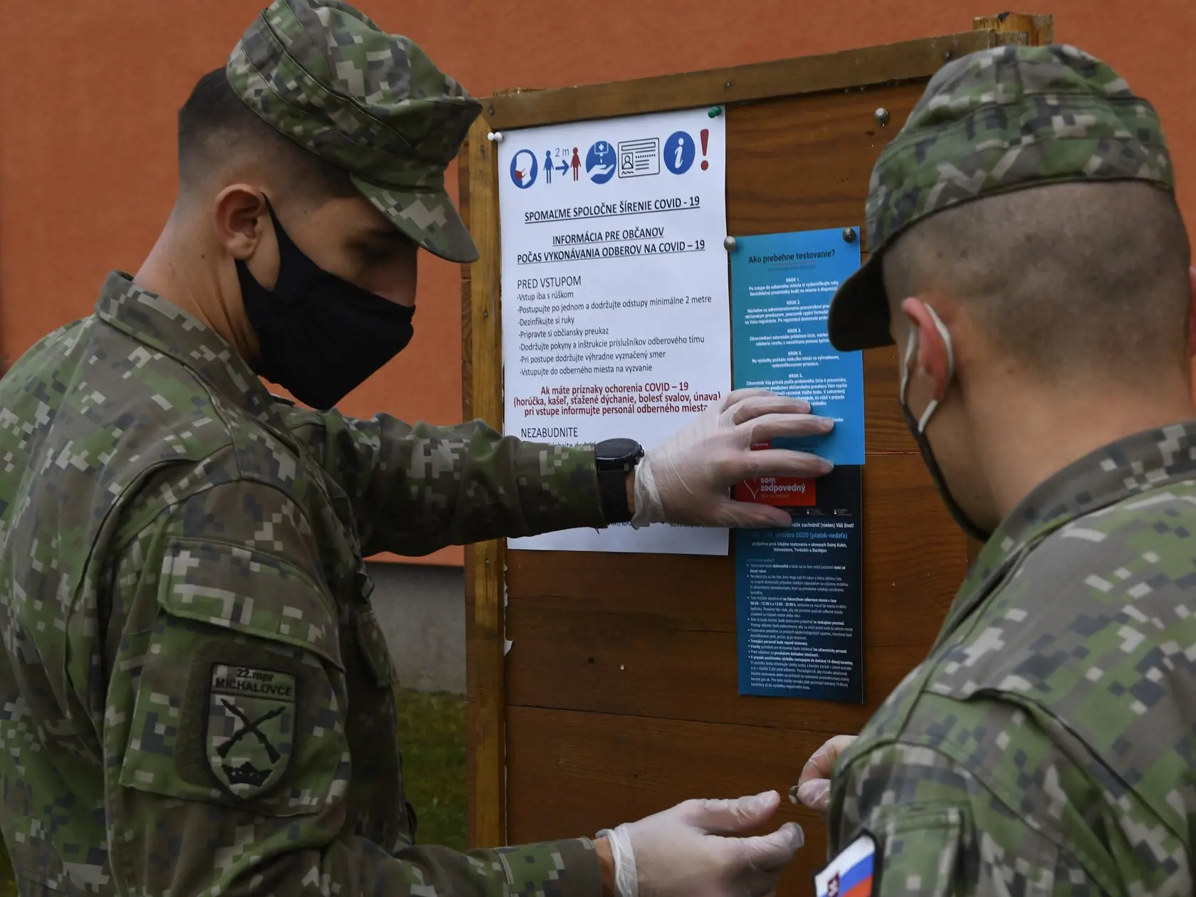 Na Orave a v Bardejove začalo pilotné celoplošné testovania na ochorenie COVID-19, ktoré potrvá do nedele 25.10. Otestovaných by malo byť asi 180.000 osôb v rámci 235 odberných miest. Na testovaní sa bude podieľať viac ako 2500 vojakov, policajtov, hasičov, zdravotníkov a administratívnych pracovníkov. Na snímke testovanie v obci Raslavice v okrese Bardejov, kde asistovali aj vojaci z Michaloviec.  Raslavice, 23. októbra 2020. FOTO TASR - Milan Kapusta