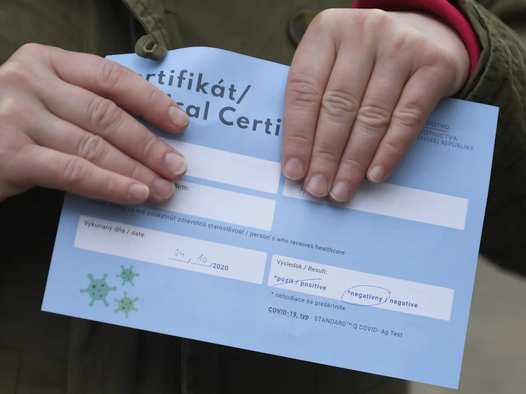 Druhý deň pilotného celoplošného testovania na ochorenie COVID-19 na Orave a v Bardejove, ktoré potrvá do nedele 25. októbra 2020. Otestovaných by malo byť asi 180.000 osôb v rámci 235 odberných miest. Na testovaní sa bude podieľať viac ako 2500 vojakov, policajtov, hasičov, zdravotníkov a administratívnych pracovníkov. Na snímke žena ukazuje certifikát s negatívnym výsledkom antigénového testu v obci Zborov, okres Bardejov, 24. októbra 2020. FOTO TASR – František Iván