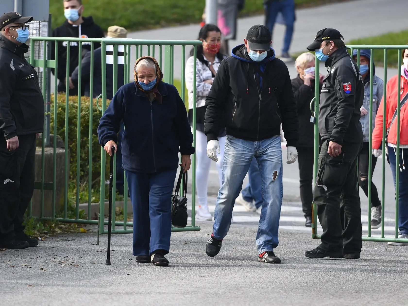 Na Orave a v Bardejove sa začalo pilotné celoplošné testovania na ochorenie COVID-19, ktoré potrvá do nedele 25. októbra 2020. Otestovaných by malo byť asi 180.000 osôb v rámci 235 odberných miest. Na testovaní sa bude podieľať viac ako 2500 vojakov, policajtov, hasičov, zdravotníkov a administratívnych pracovníkov. Na snímke testovanie na Základnej škole na Komenského ulici 23 v Bardejove 23. októbra 2020. FOTO TASR - Milan Kapusta