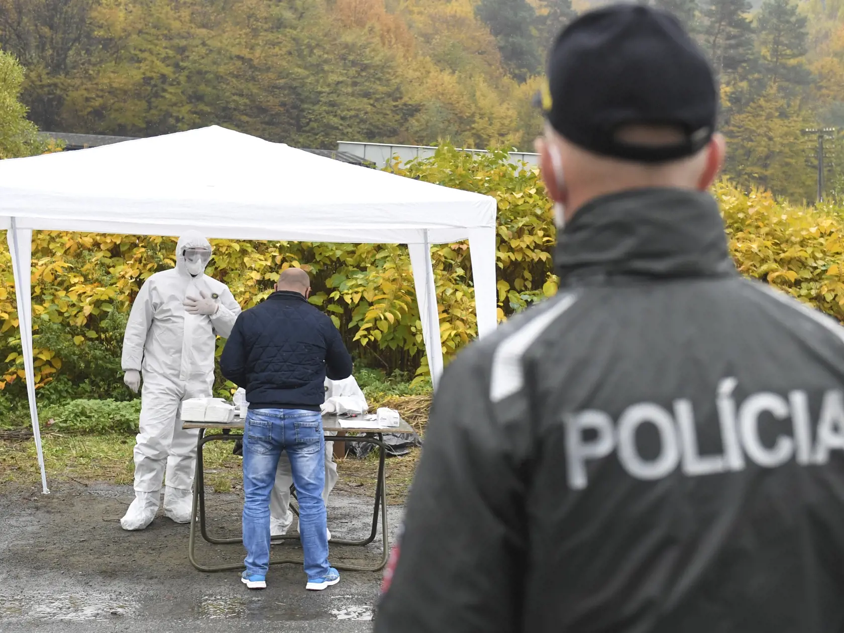 Tretí a záverečný deň pilotného celoplošného testovania na ochorenie COVID-19 na Orave a v Bardejove v nedeľu 25. októbra 2020. Otestovaných by malo byť asi 180.000 osôb v rámci 235 odberných miest. Na testovaní sa bude podieľať viac ako 2500 vojakov, policajtov, hasičov, zdravotníkov a administratívnych pracovníkov. Na snímke testovanie v obci Bardejovská Zábava v okrese Bardejov v nedeľu 25. októbra 2020. FOTO TASR – František Iván