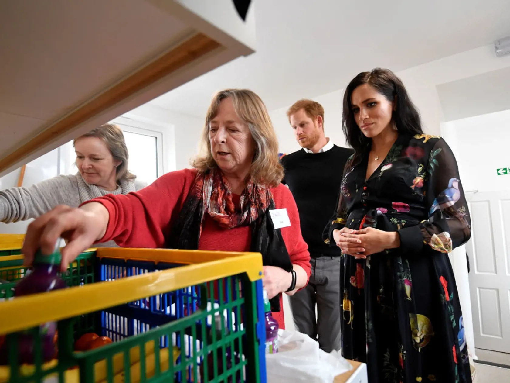 BRISTOL, ENGLAND - FEBRUARY 01:  Prince Harry, Duke of Sussex and Meghan, Duchess of Sussex meet volunteers Anita Seaton and Sue Creighton in the charity kitchen as they pack food parcels to go in the charity outreach van, during a visit to One25, a charity specialising in helping women to break free from street sex work, addiction and other life-controlling issues, on February 1, 2019 in Bristol, England. (Photo by Toby Melville - WPA Pool/Getty Images)
