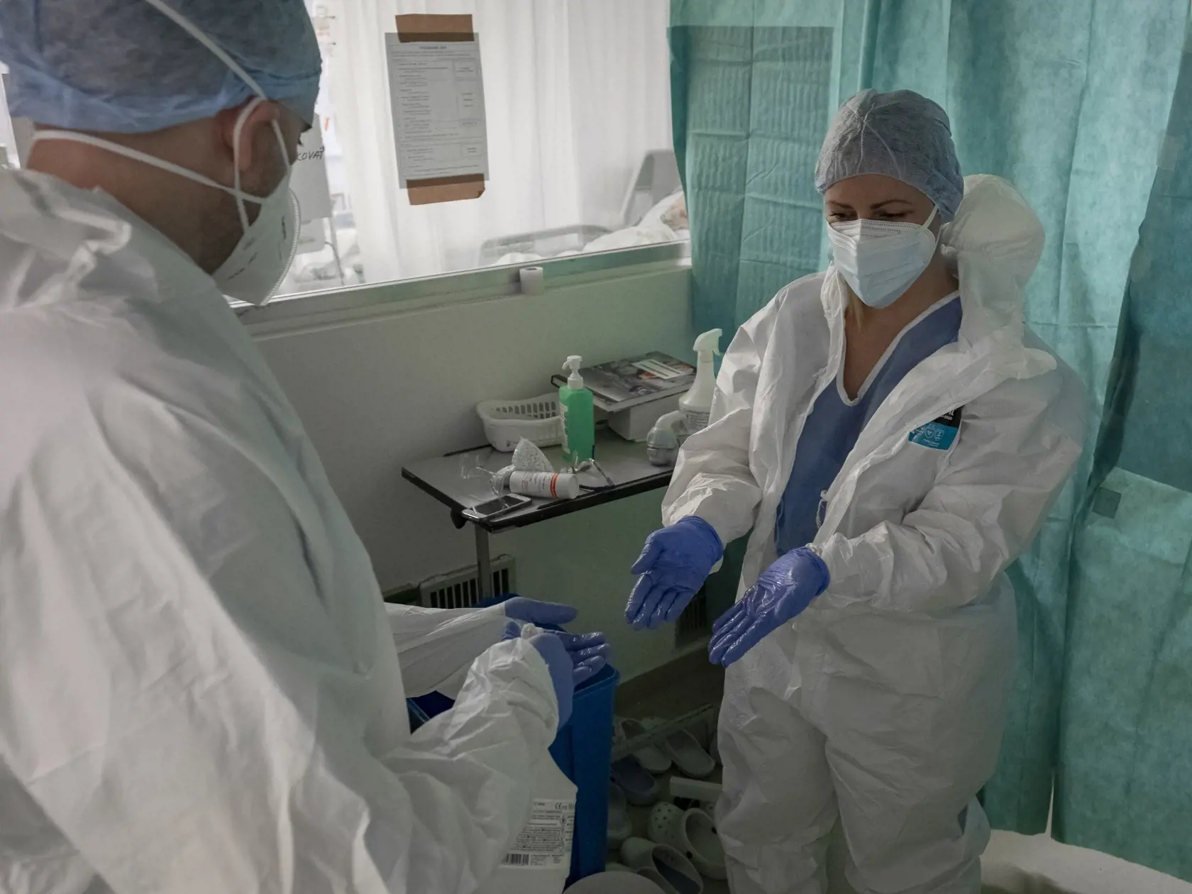 Situácia na anesteziologicko-resuscitačnom oddelení nemocnice svätého Cyrila a Metoda v Bratislave si vyžiadala zriadenie špeciálnej sekcie, kde sa nepretržite starajú o pacientov nakazených koronavírusom Covid - 19. 