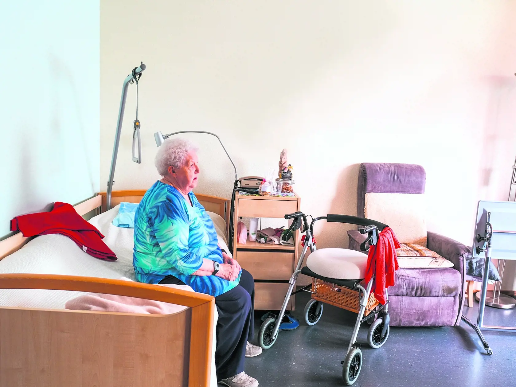 Seniorom vláda odklepla príspevok na vitamín D3, pracovníkom v zariadeniach sociálnych služieb covid príplatok aj náhradné karanténne ubytovanie.