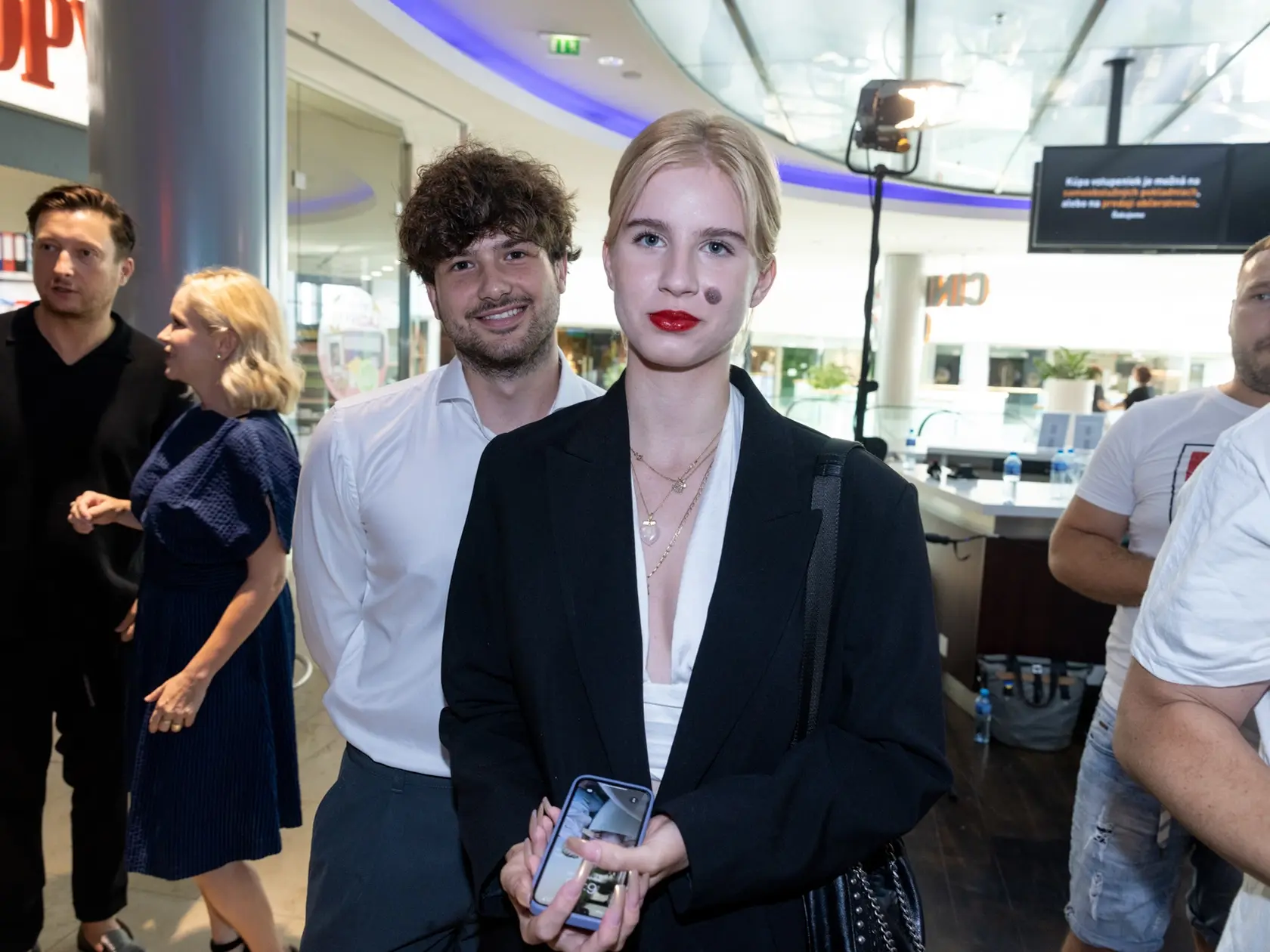 Emma Čaputová na premiére filmu Prezidentka.