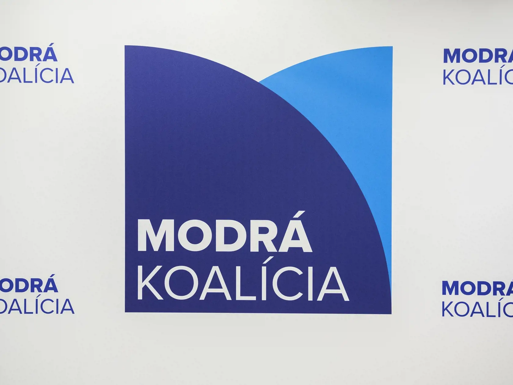Modrá koalícia vznikla premenovaním mimoparlamentnej strany Spolu, ktorá s prípravným výborom Modrí – Európska ľudová strana pod vedením Mikuláša Dzurindu podpísala spoločné memorandum. Zaviazali sa k zlučovaciemu snemu.