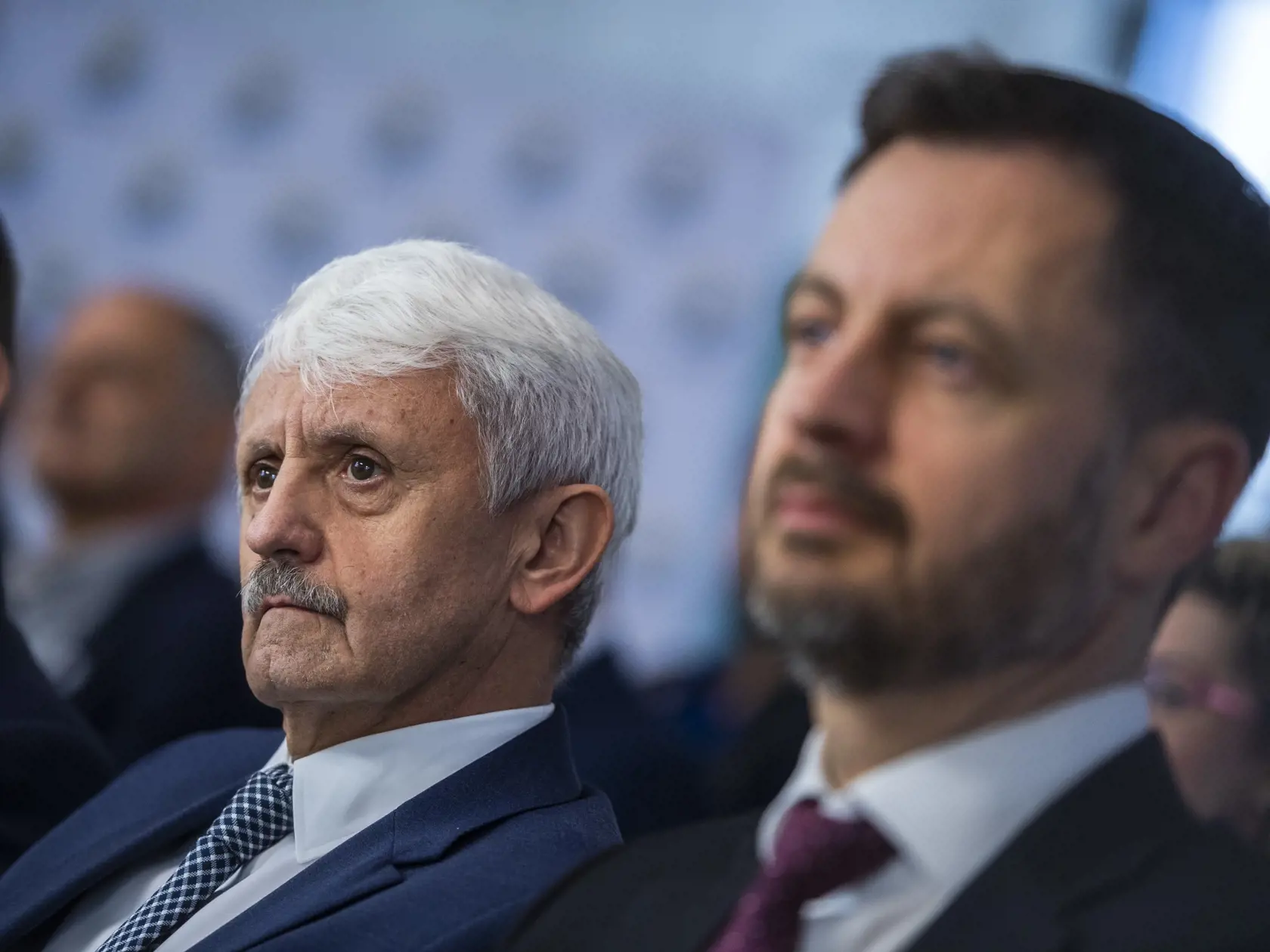 Na snímke zľava Mikuláš Dzurinda a predseda vlády SR Eduard Heger (OĽANO) počas snemu strany  Spolu - občianska demokracia k zhodnoteniu komunálnych a regionálnych volieb. Stratégia strany pre parlamentné voľby. V Senci 10. decembra 2022. FOTO TASR - Jaroslav Novák